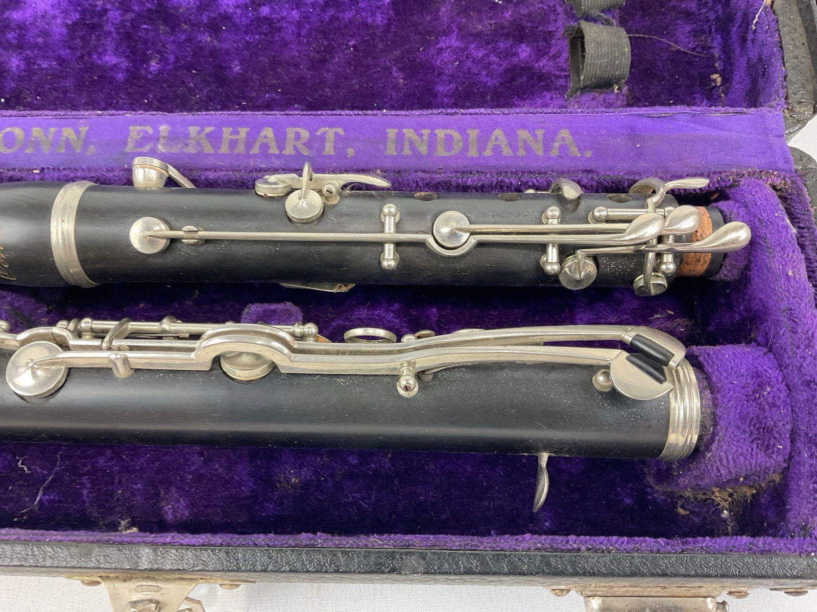 Vintage 30s-40s C.G. Conn Elkhart Indiana Clarinet Boehm system, in purple lined case - 3