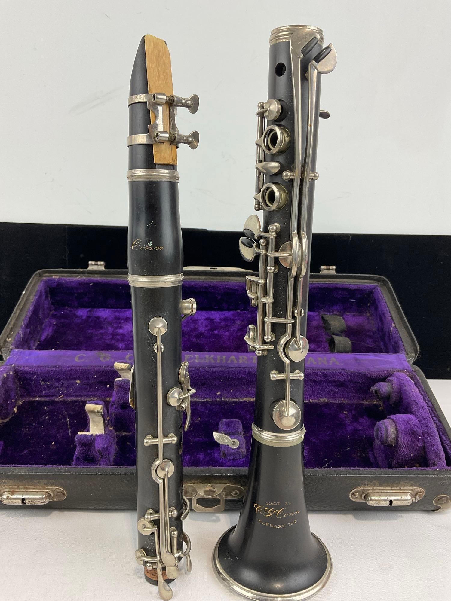 Vintage 30s-40s C.G. Conn Elkhart Indiana Clarinet Boehm system, in purple lined case - 4
