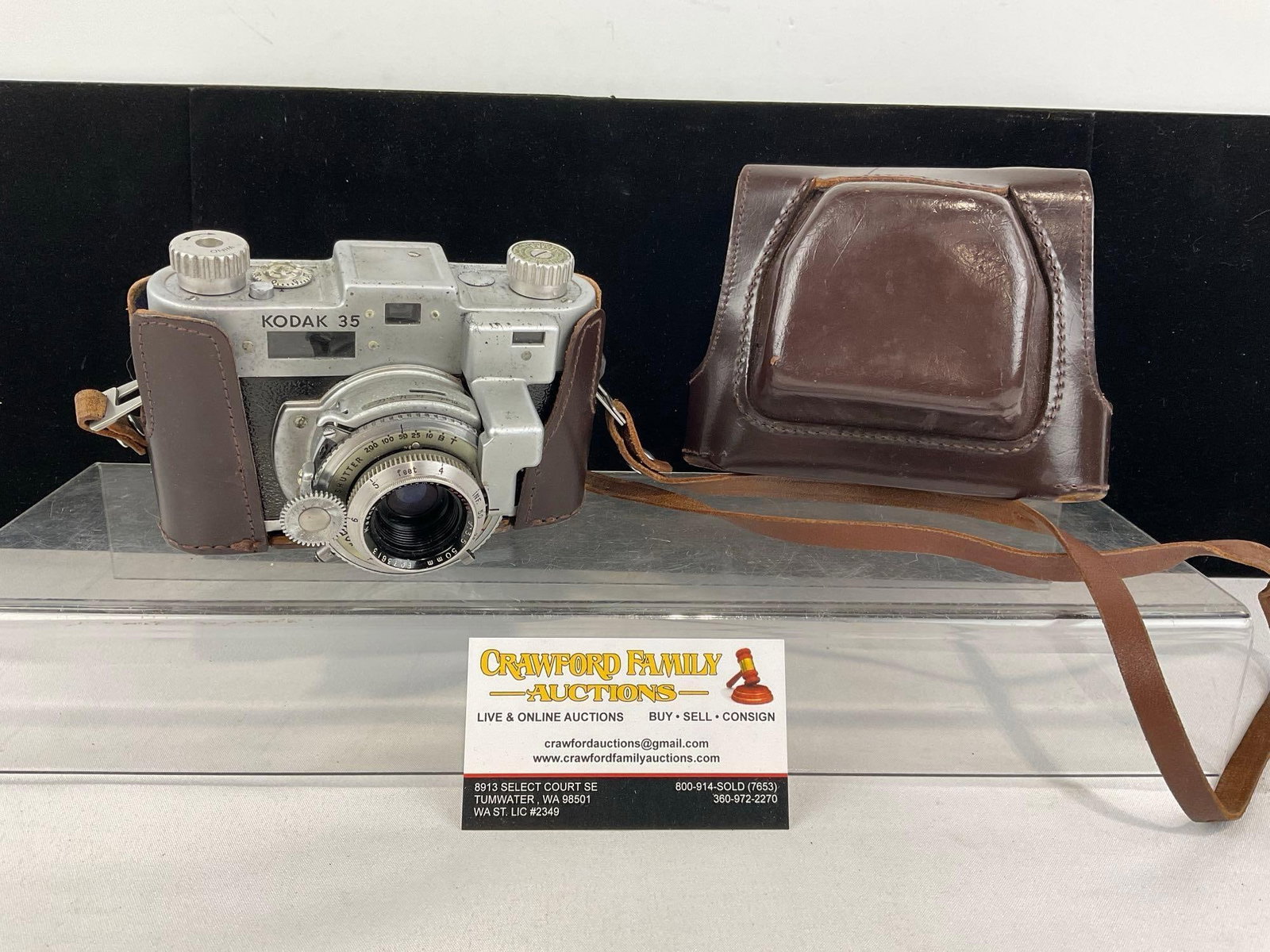 Kodak 35 Camera w/Kodak Anastigmat Special f:3.5 50mm lens w/field case: Serial numer B19862. Appears to be in fair to good shape. The piece measures approx 6h x 7w x 5d inches. See pics. E-5950