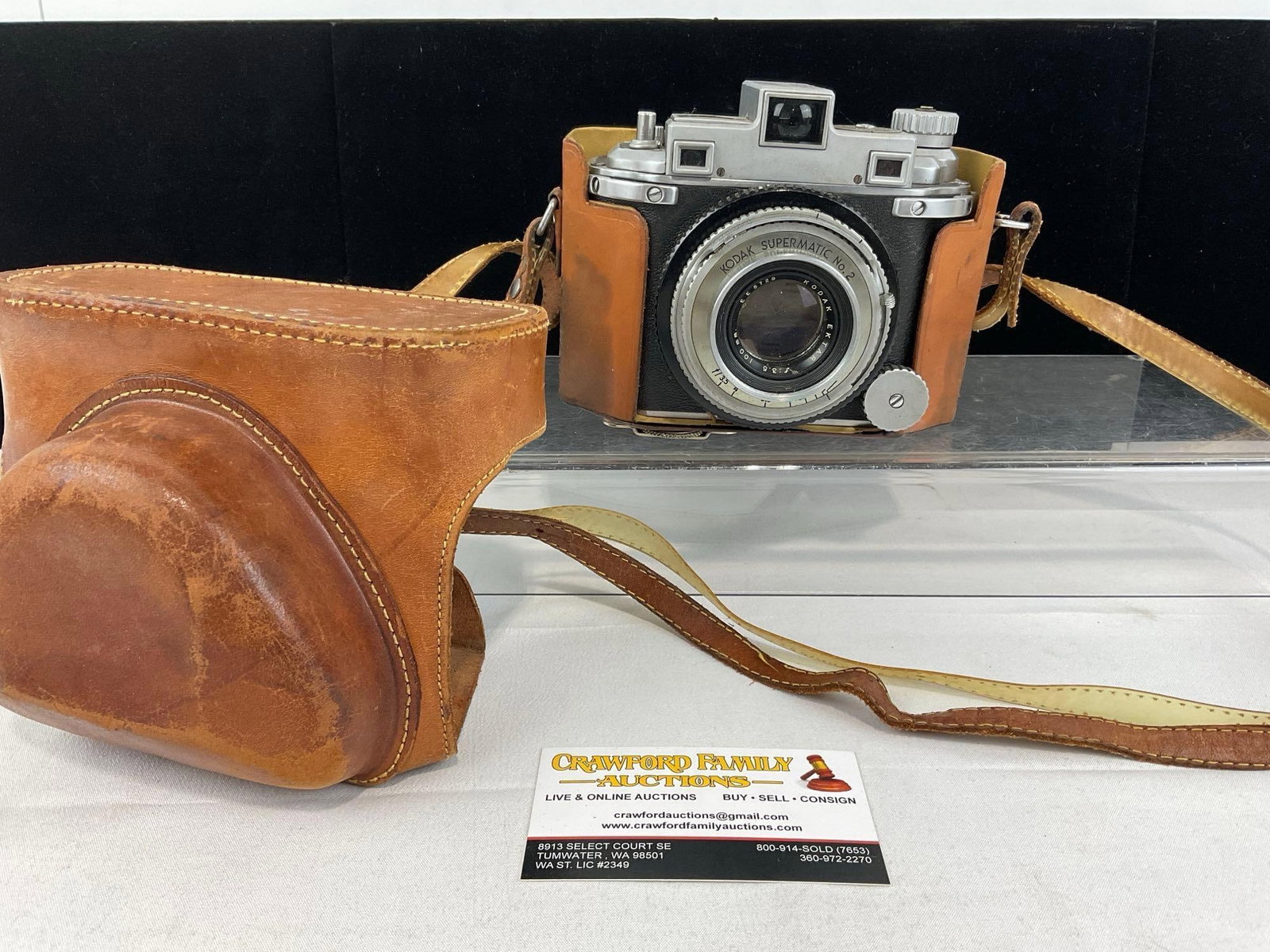 1940s Kodak Medalist Supermatic No. 2 Shutter, 100mm f/3.5 Ektar Lens w/field case: Appears to be in good shape. The piece measures approx 6h x 7w x 6d inches. See pics. E-5950