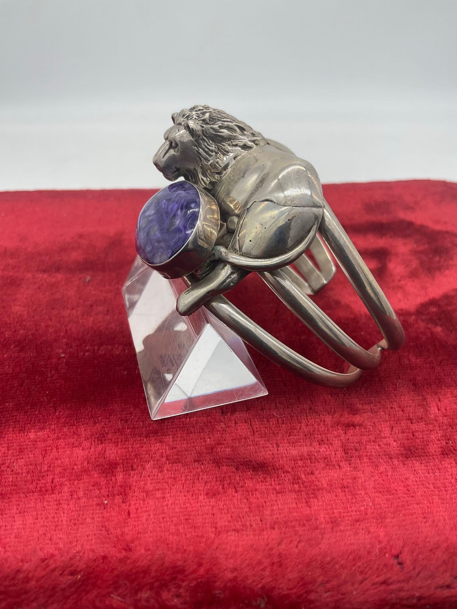 1990 Carol Felley Sterling silver Lion bracelet with large swirled purple agate stone setting - 3