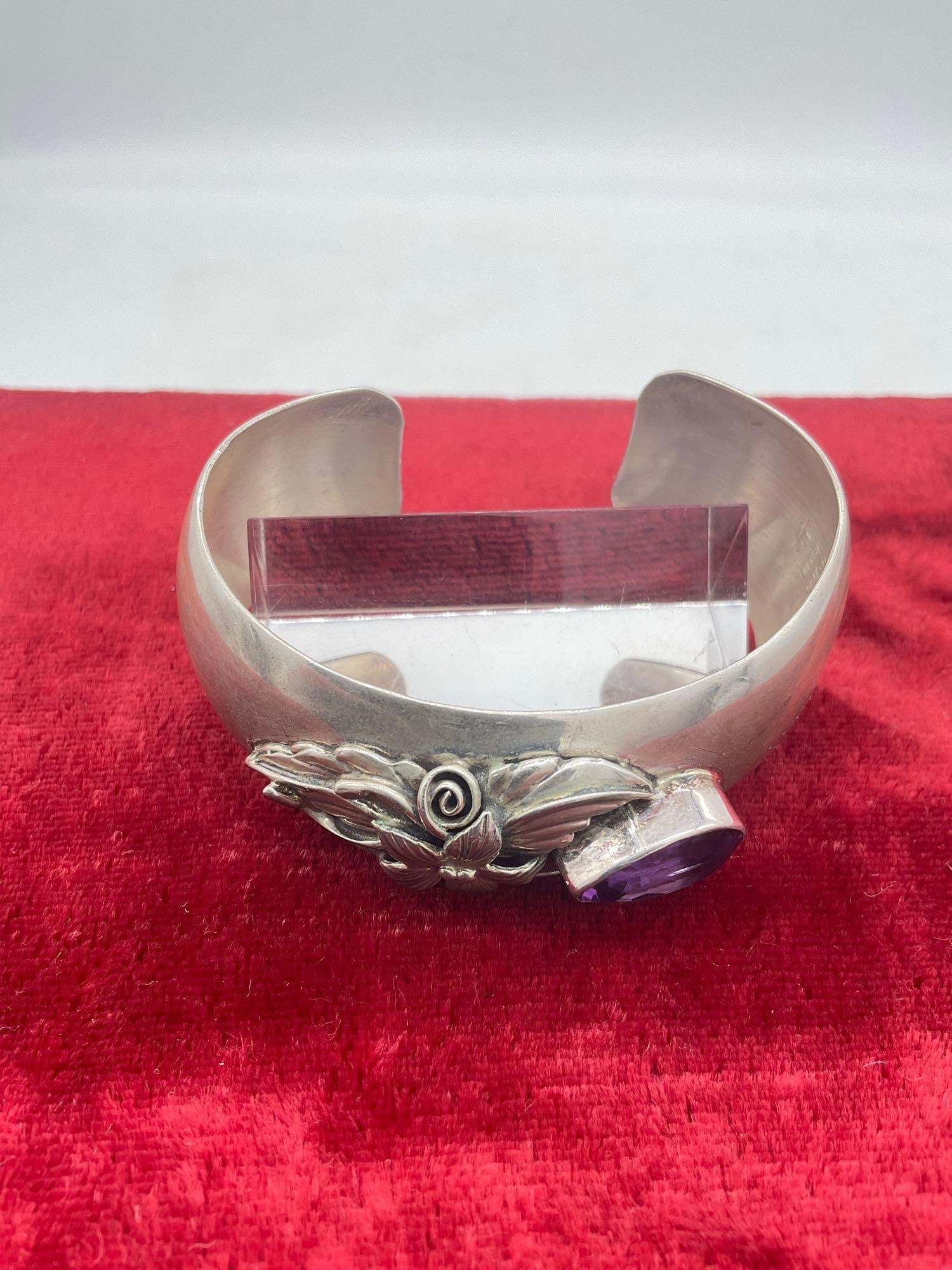 Vintage 1986 Carol Felley and LS hallmarked Native American bracelet w/ amethyst tone setting - 2