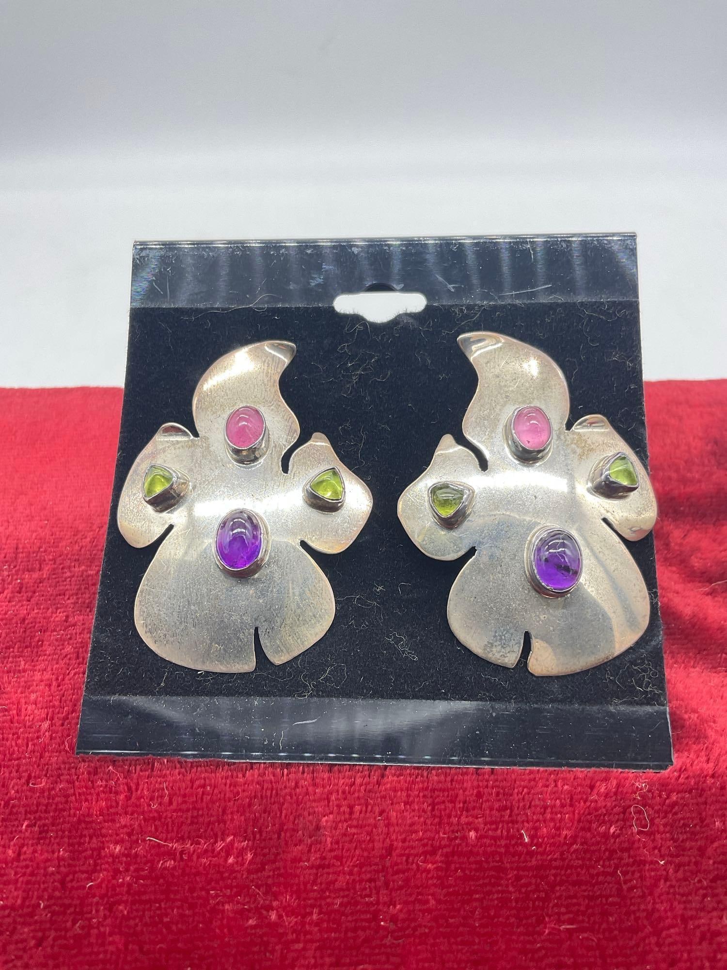 Pair of vintage Carol Felley sterling silver abstract earrings with peridot, amethyst tone setting - 2