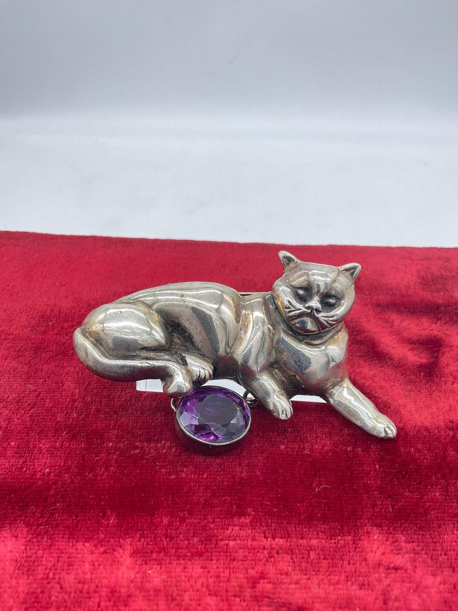 Vintage and heavy sterling silver Carol Felley 1989 Cat brooch pin with amethyst tone setting: Approx 58 grams ttw, approx 3" x 2 1/2"