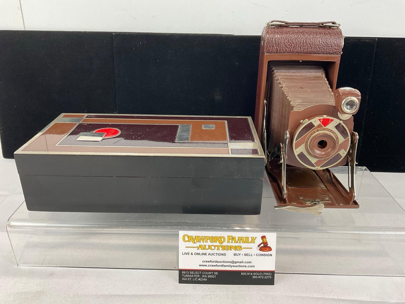 Vintage 1930s Eastman Kodak No. 1A Gift Camera designed by Walter Dorwin Teague w/Case: Appears to be in good shape, some small imperfections, some wear from nearly a hundred years, lovely design. The piece measures approx 4h x 10w x 5d inches. See pics. E-5950