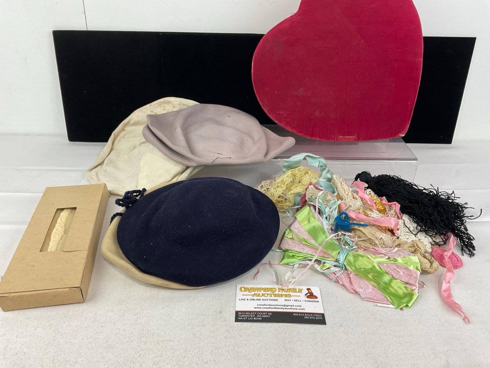 4 Vintage Womens Hats, Bows, in Heart Shaped Box, Vintage Celluloid Comb: Appears to be in good shape. The piece measures approx 5h x 11w x 12d inches. See pics. E-5950