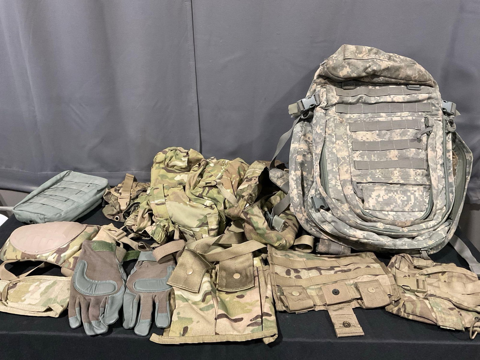 Asst Milsurp, Soc Backpack, Magazine Holsters, Gloves, Knee Pads, Small Field Packs, largely in c...: Appears to be in fair to good shape, the backpack has some wear and stains from use. The pieces fit in a tub that measures approx 17h x 23w x 17d inches. See pics. E-5880