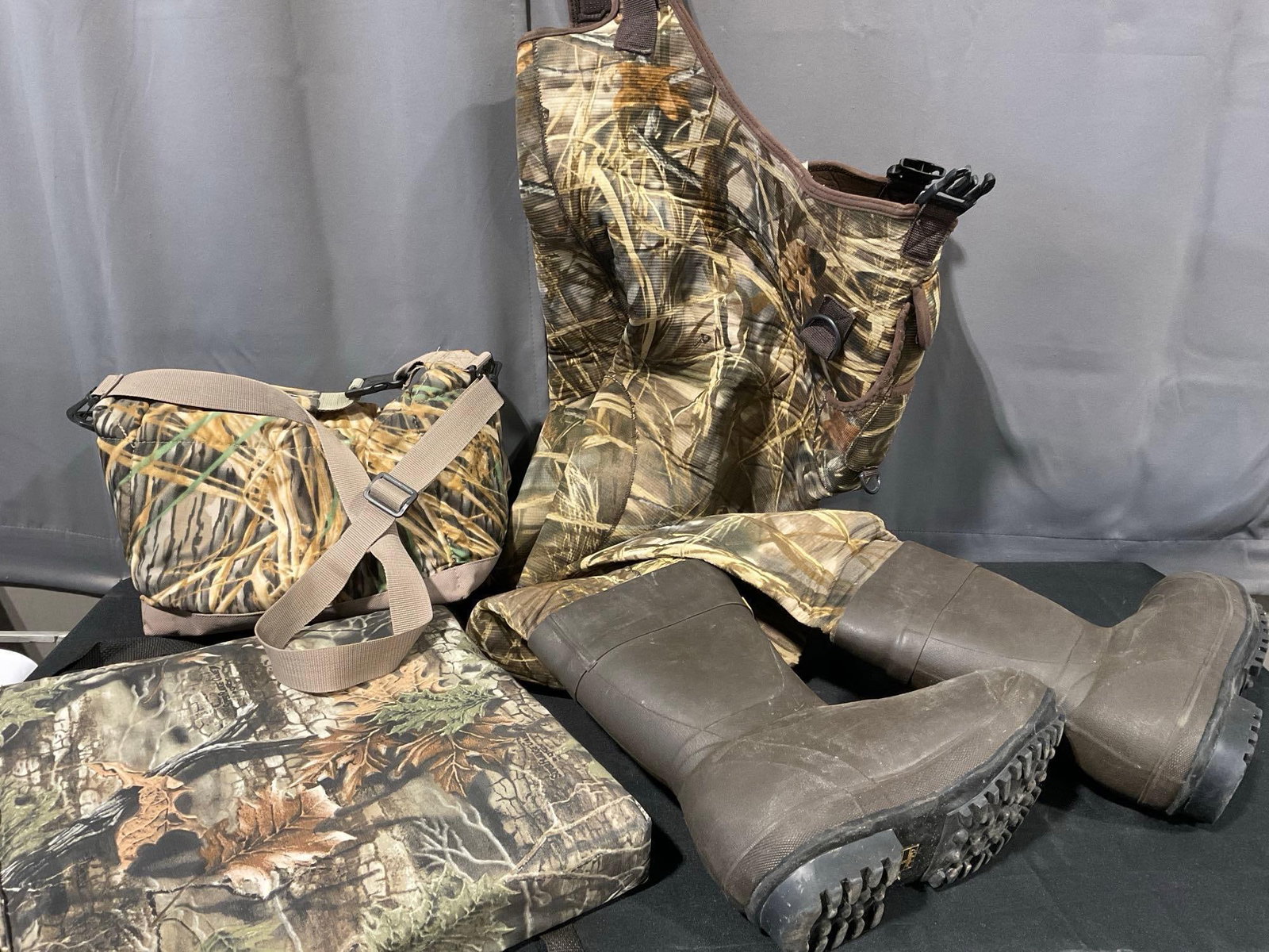 Realtree Camo Waders Cabelas 8R Size, Foam Pad Seat, & Field Bag: Appears to be in fair to good shape, the field bag zipper is stuck. The piece measures approx 15h x 31w x 21d inches. See pics. E-5600