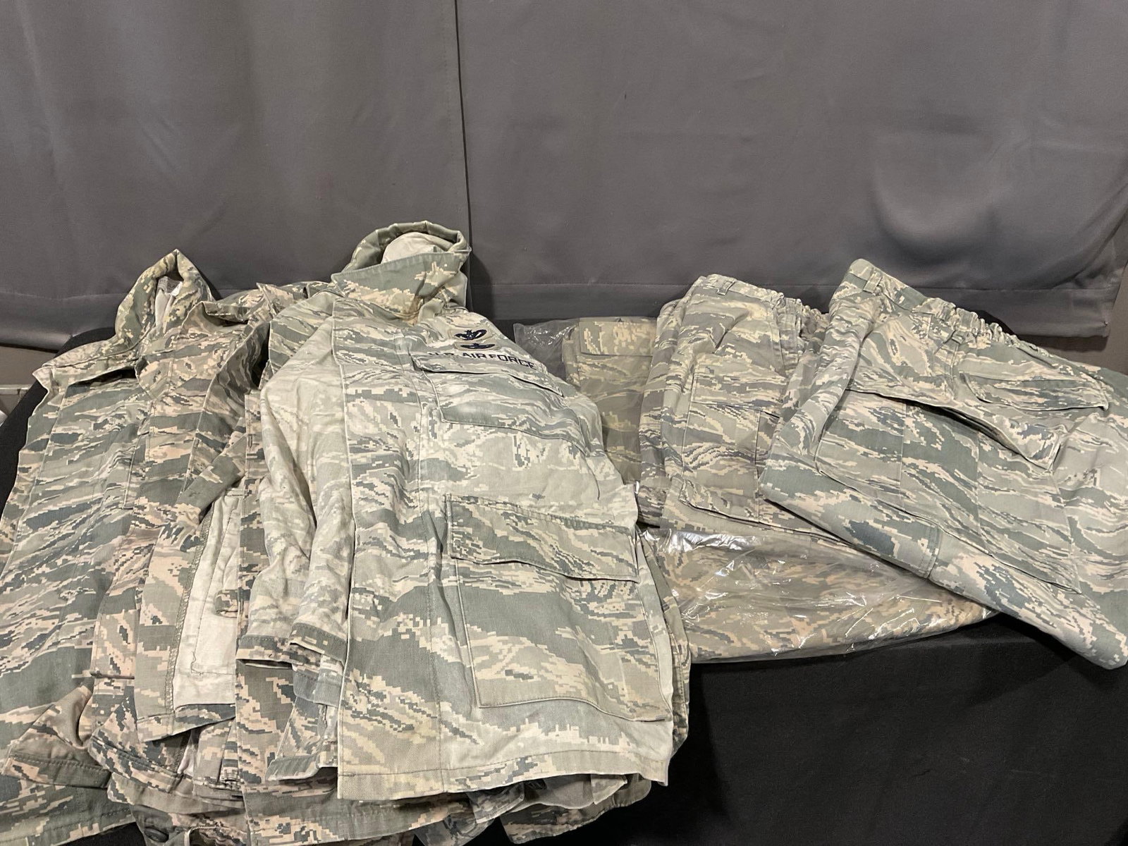 4 Coats, & 4 Trousers, Lion ABU Size 42R & 36S, Digital Camo 2009: Appears to be in good shape. The piece measures approx 18h x 25w x 16d inches. See pics. E-5600