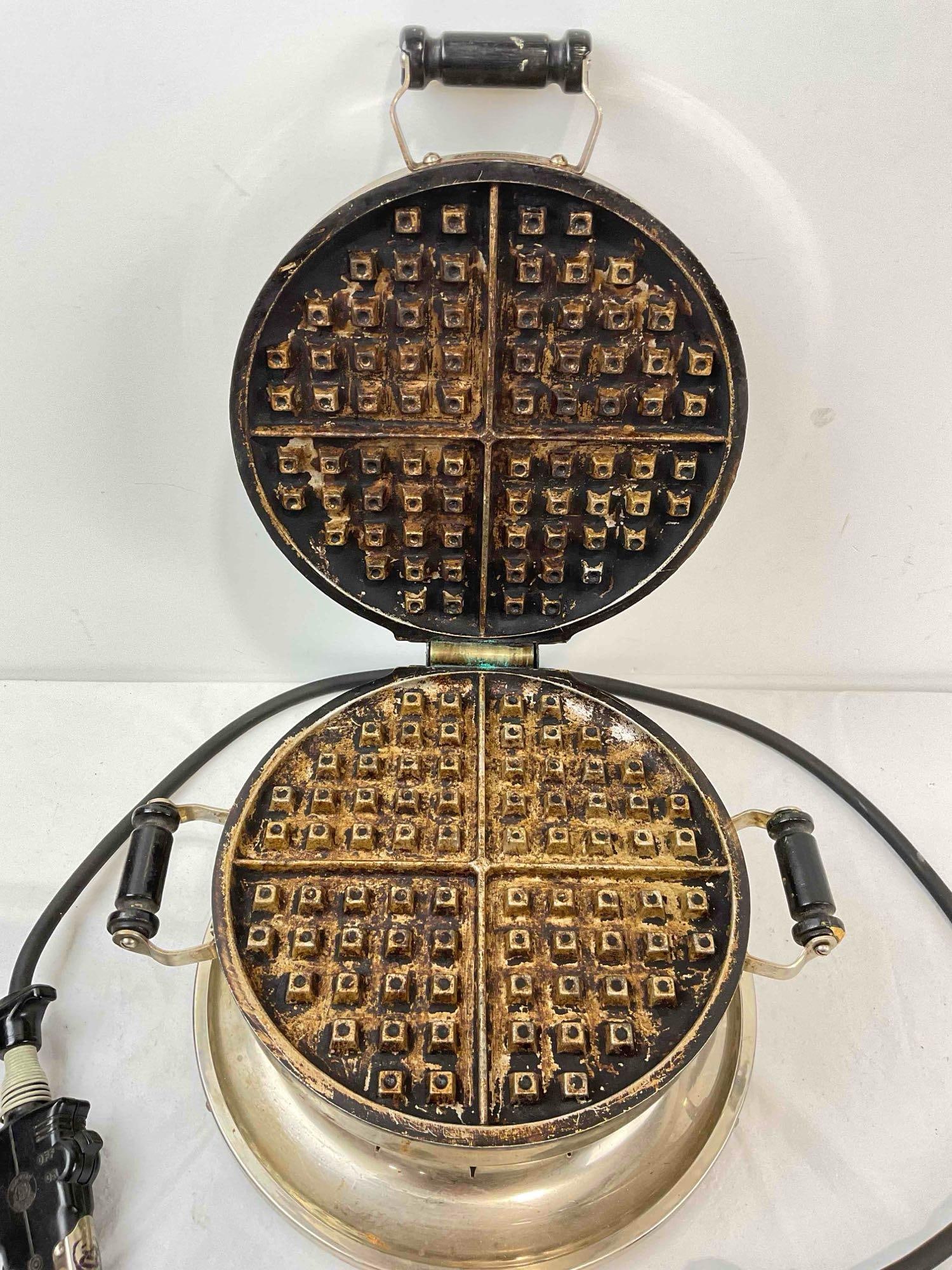 Antique Landers, Frary & Clark Universal Electric Waffle Maker w/ Cord. Tested, No Response. - 5