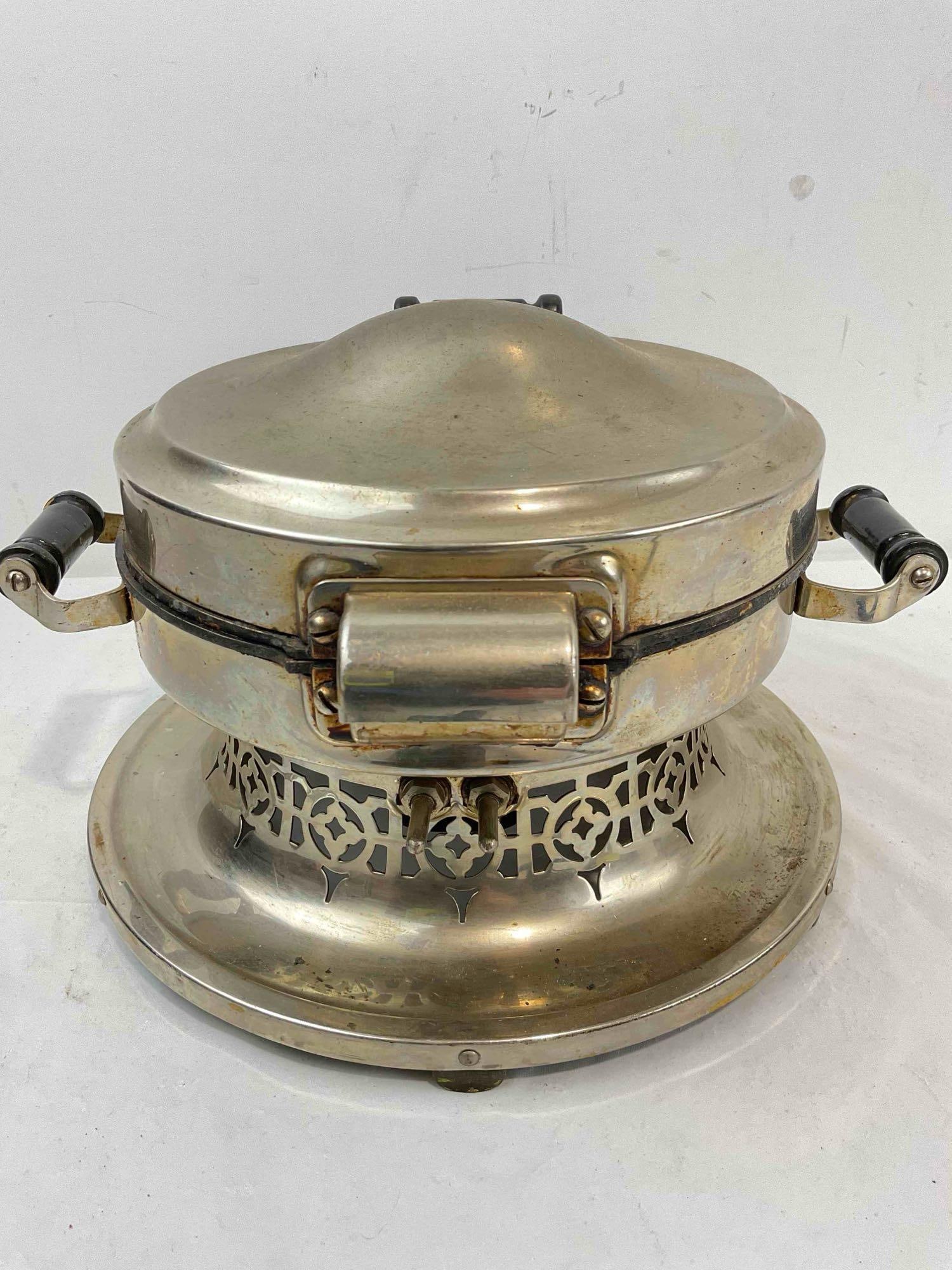 Antique Landers, Frary & Clark Universal Electric Waffle Maker w/ Cord. Tested, No Response. - 6