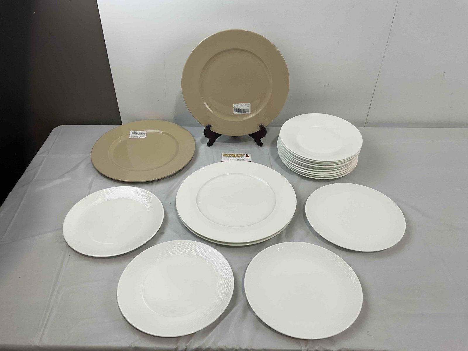 20 pcs Ceramic Plates, incl. 18x Wedgwood & 2x Villeroy & Boch. Very Good Condition. (1 of 9)