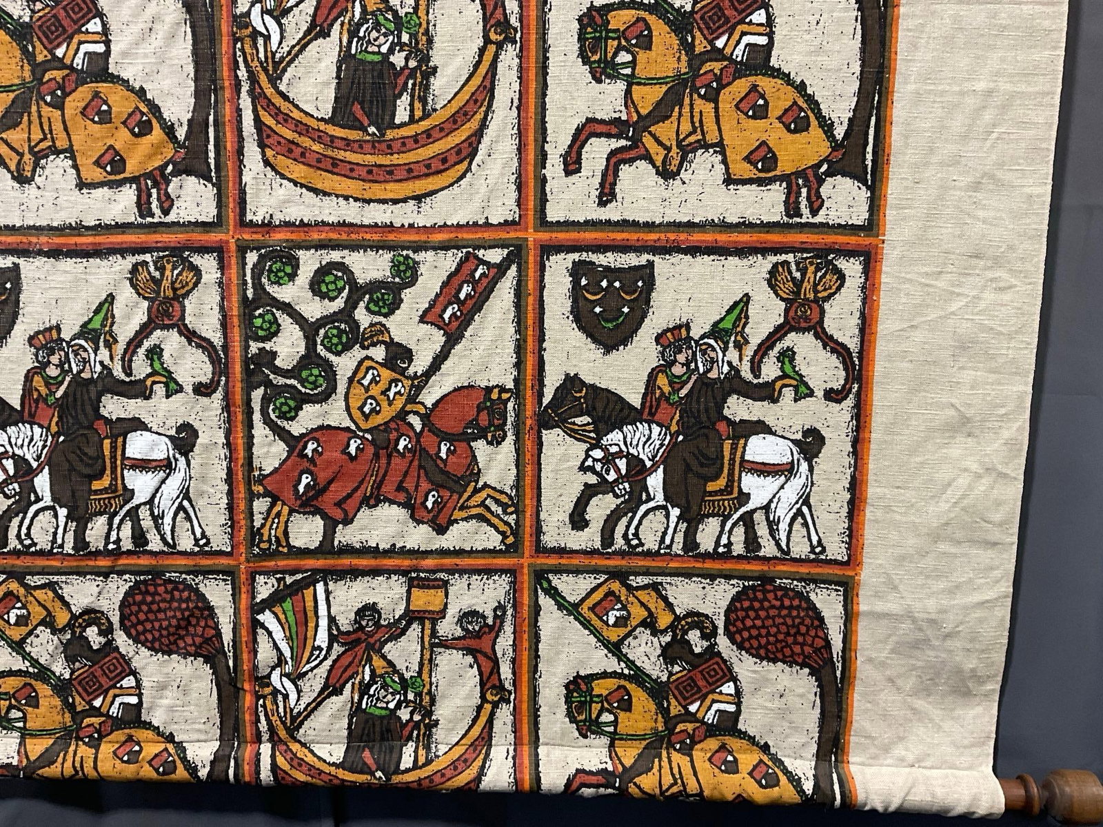 Vintage 1970s Linen Fabric Renaissance Medieval Royalty Pattern, 64 x 58 inches - 4
