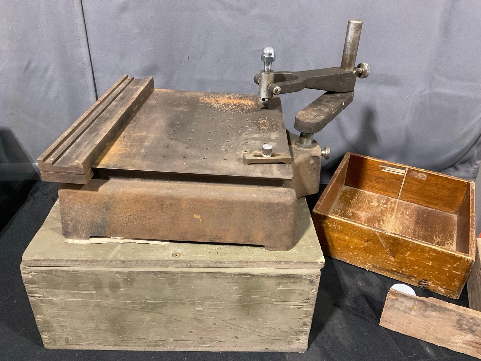 Heavy Cast Iron Mico Instrument #252 E.A. Kinsey Pantograph Engraving Machine: Missing some parts, and has some oxidation. Appears to be in fair to good shape. The piece measures approx 8h x 15w x 17d inches. See pics. E-5360 *Oversized shipping may apply*
