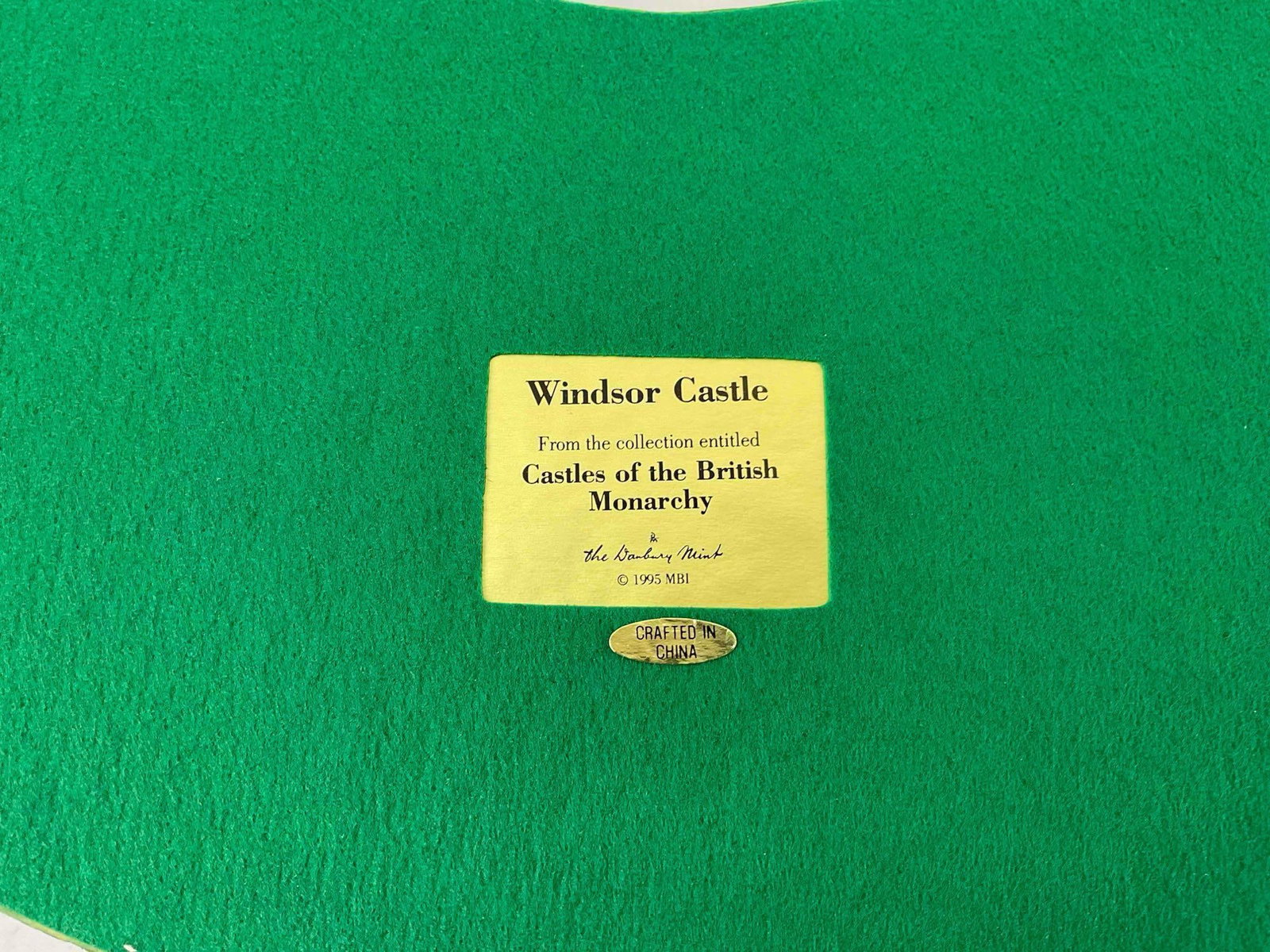 Vintage Danbury Mint Resin Sculpture of Windsor Castle w/ Original Box. Very Good Condition. - 5