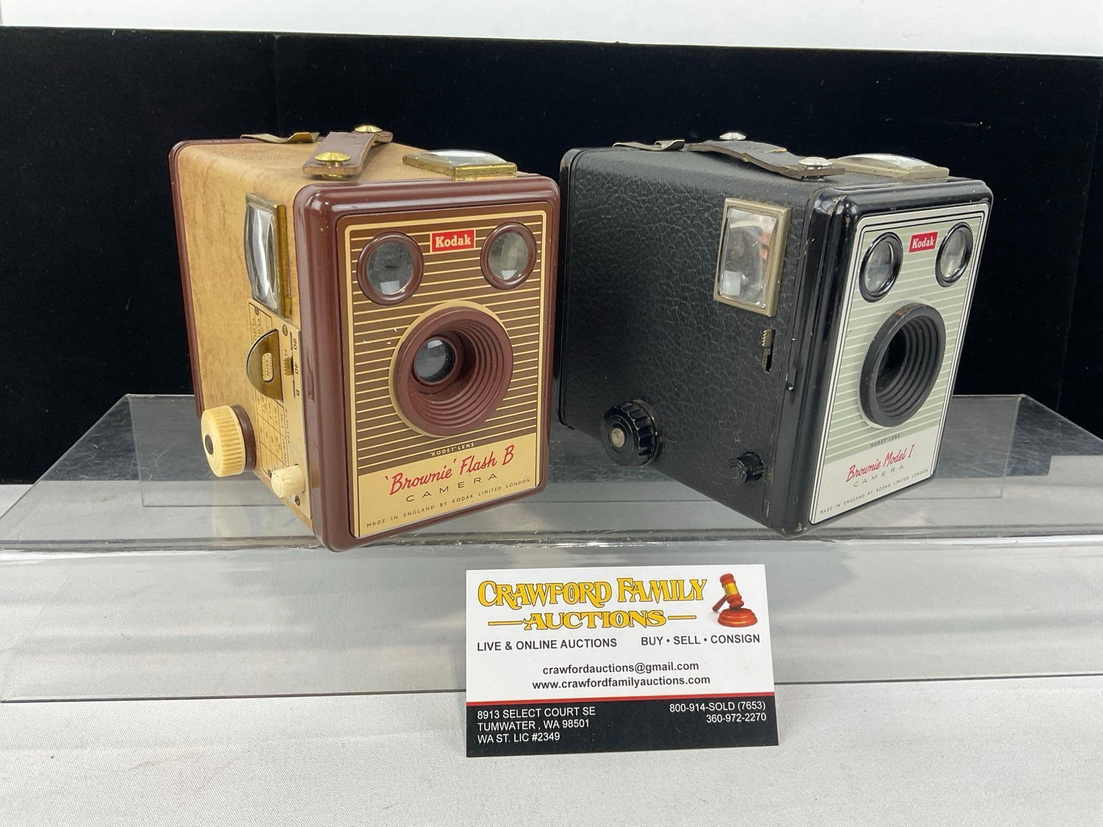 Pair of Mid Century Kodak Brownie Bakelite Box Cameras, Flash B & Model I (1 of 8)