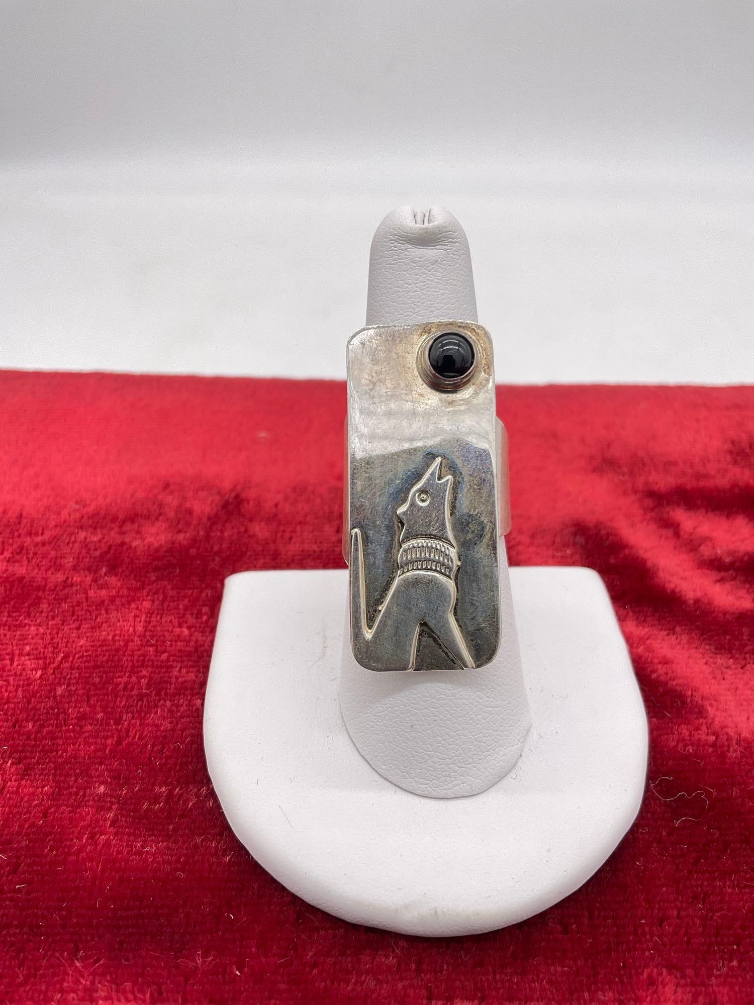 Sterling silver Native American onyx ring with howling wolf motif size 9/10 (1 of 5)