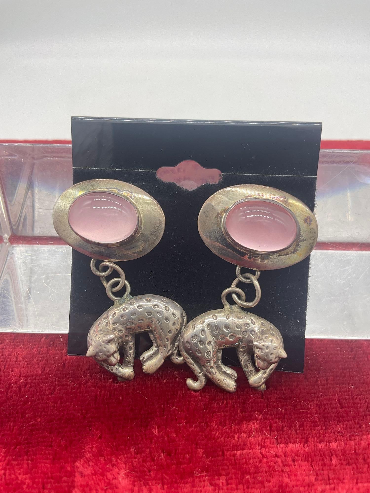 Vintage Carol Felley 1990 sterling silver earrings with leopard motif and pink setting: Vintage Carol Felley 1990 sterling silver earrings with leopard motif and pink setting