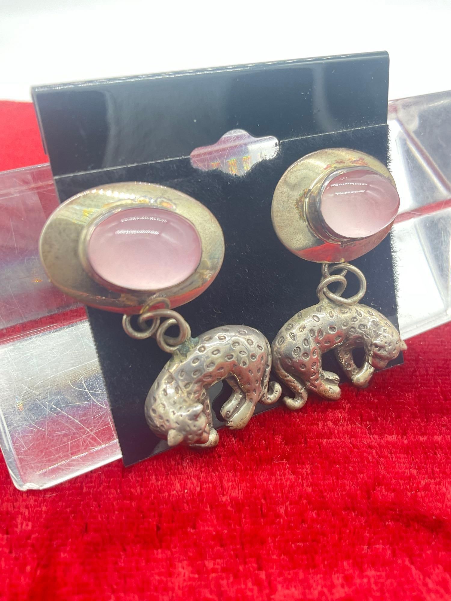 Vintage Carol Felley 1990 sterling silver earrings with leopard motif and pink setting - 2