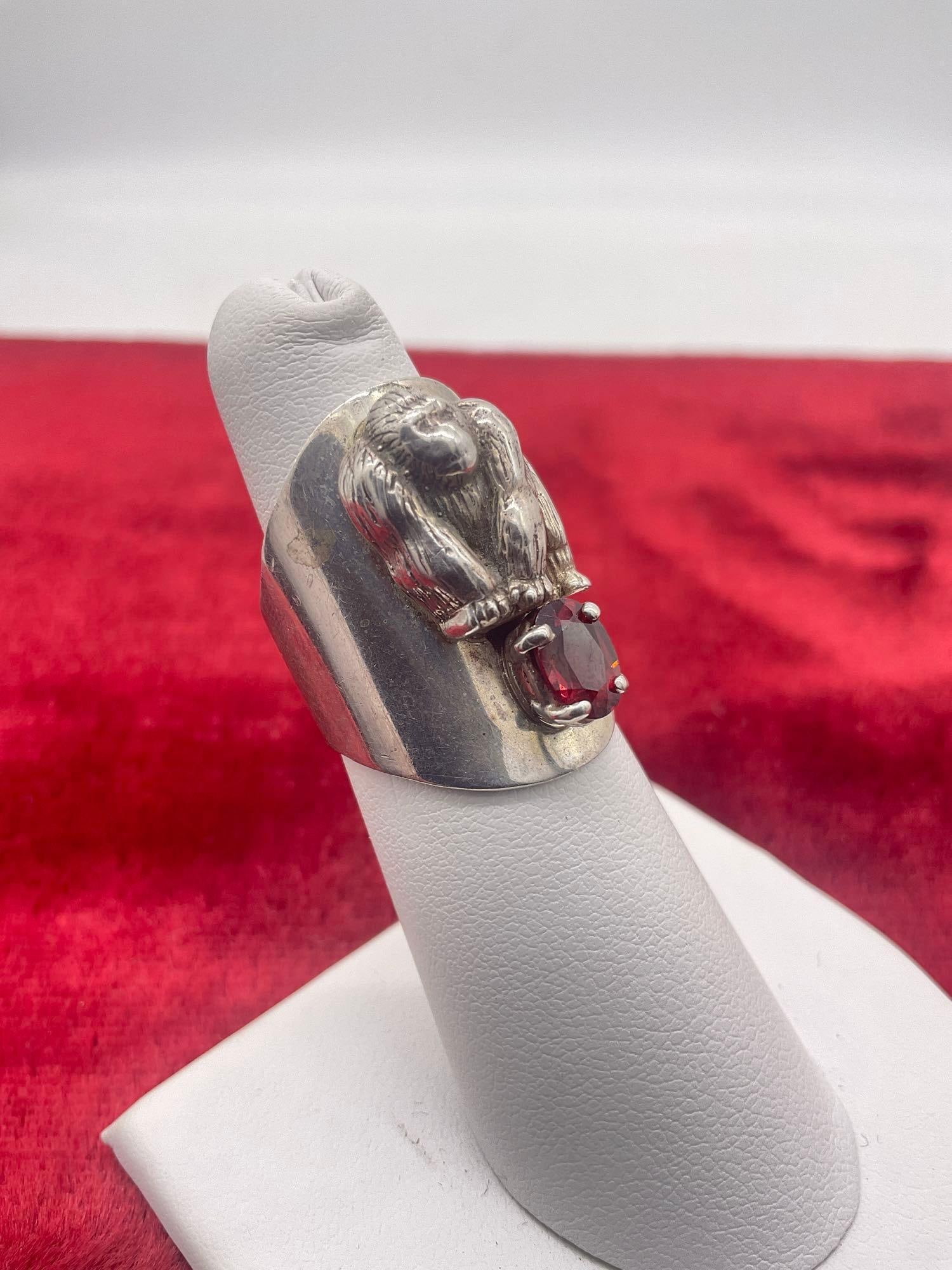 1991 sterling silver Carol Felley gorilla motif ring with garnet tone setting - sz 5 1/2 - 2