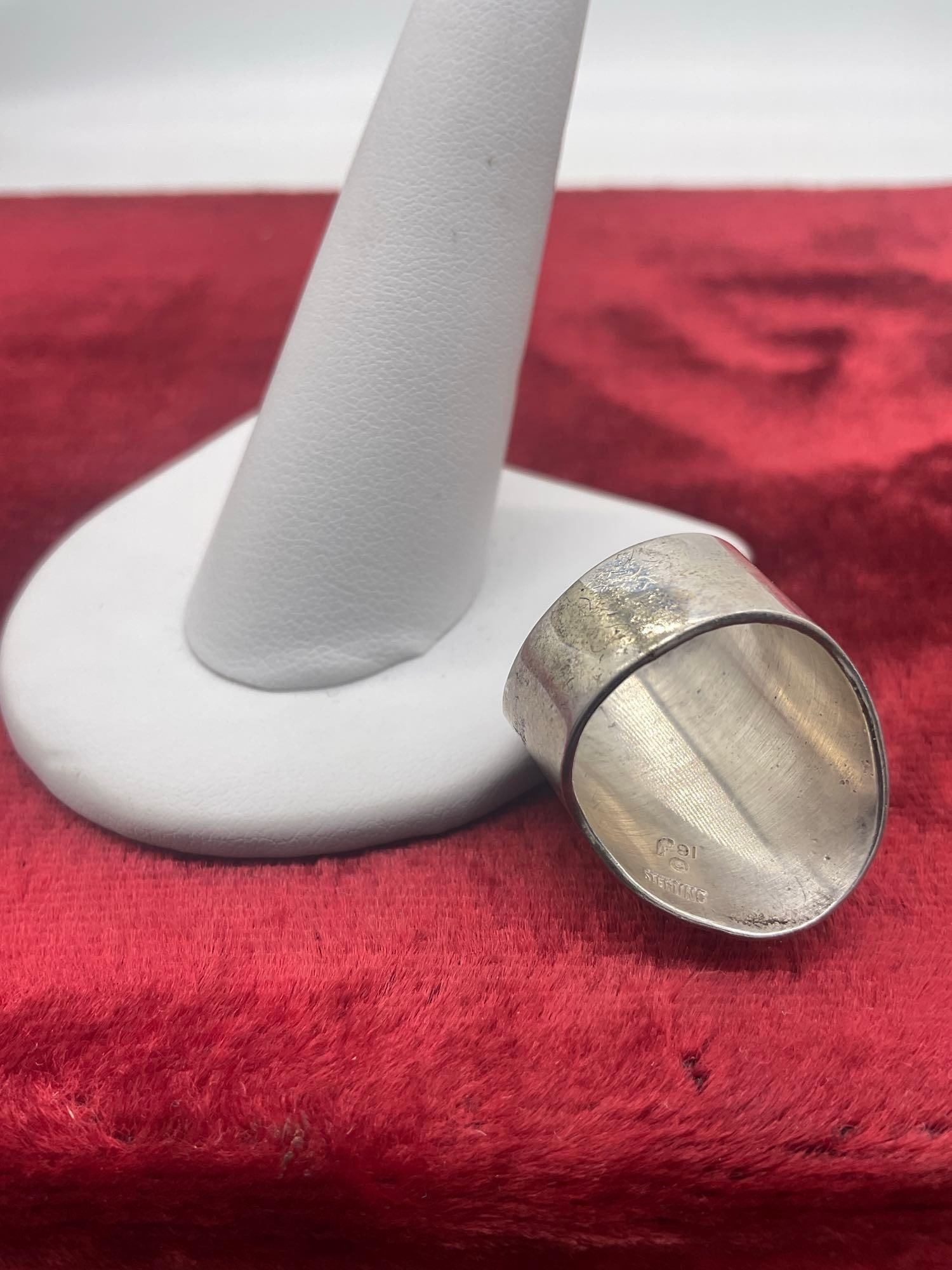 1991 sterling silver Carol Felley gorilla motif ring with garnet tone setting - sz 5 1/2 - 3