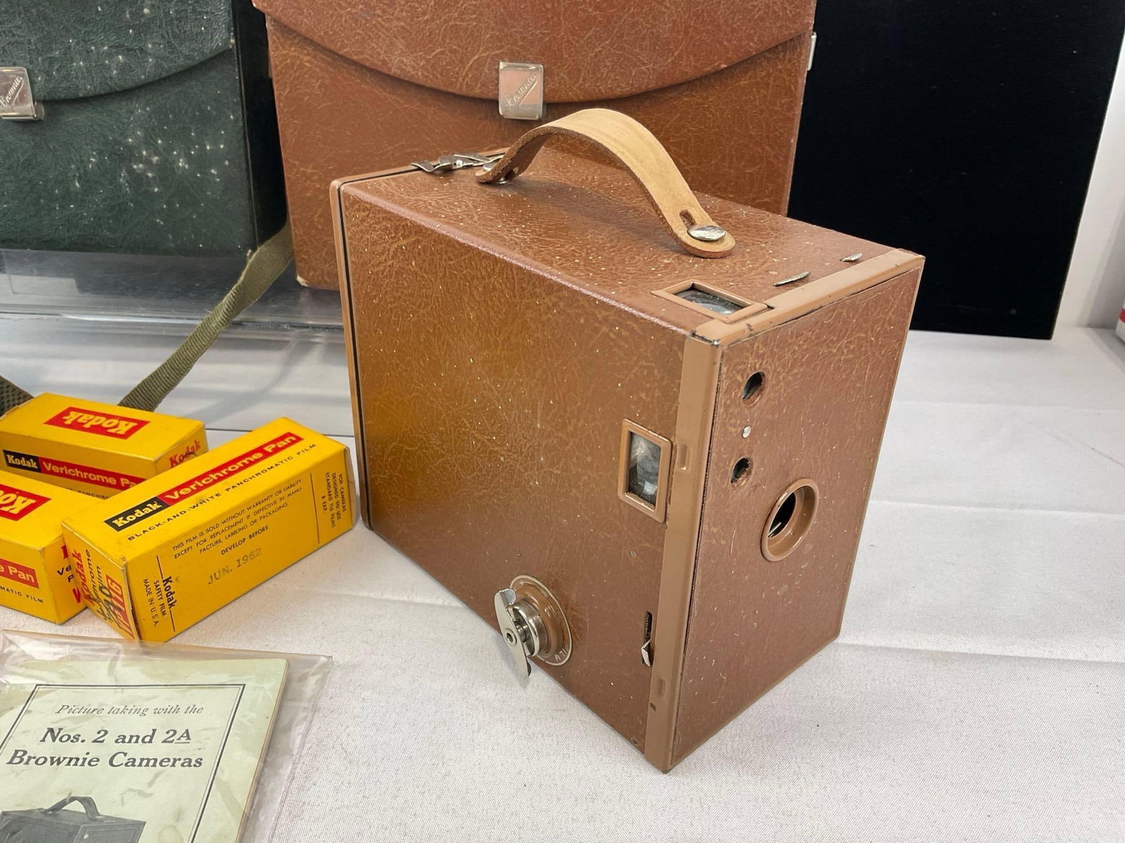 Pair of Early 20th Century Eastman Kodak Co. Brownie Box Cameras, no.2 & No.2A, w/Leather cases - 4