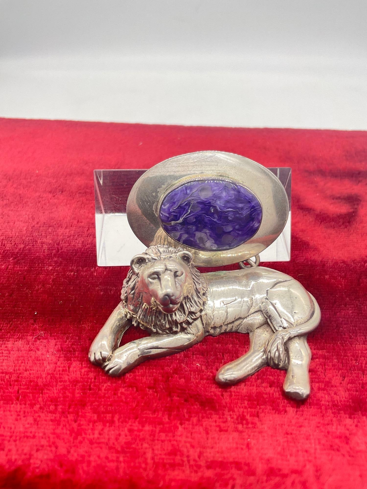 Carol Felley sterling silver 1990 Lion pin brooch with large purple Charolite setting: Approx 45 grams