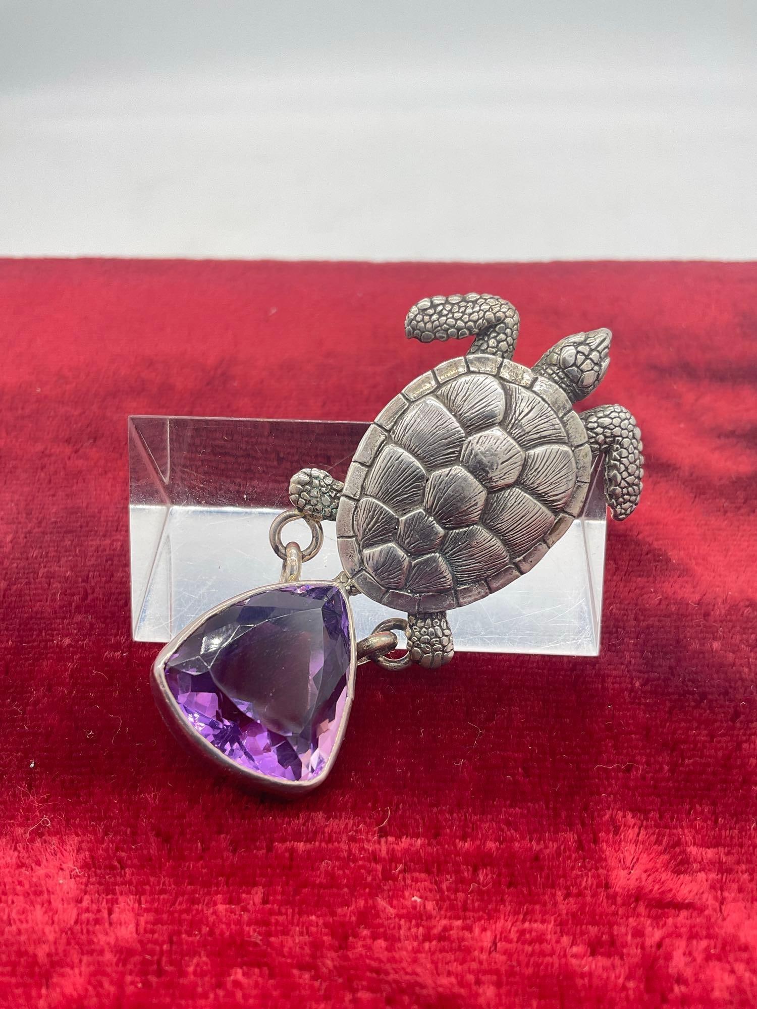 Vintage Carol Felley sterling silver turtle pendant / pin with large purple quartz/crystal setting: Approx 22 grams