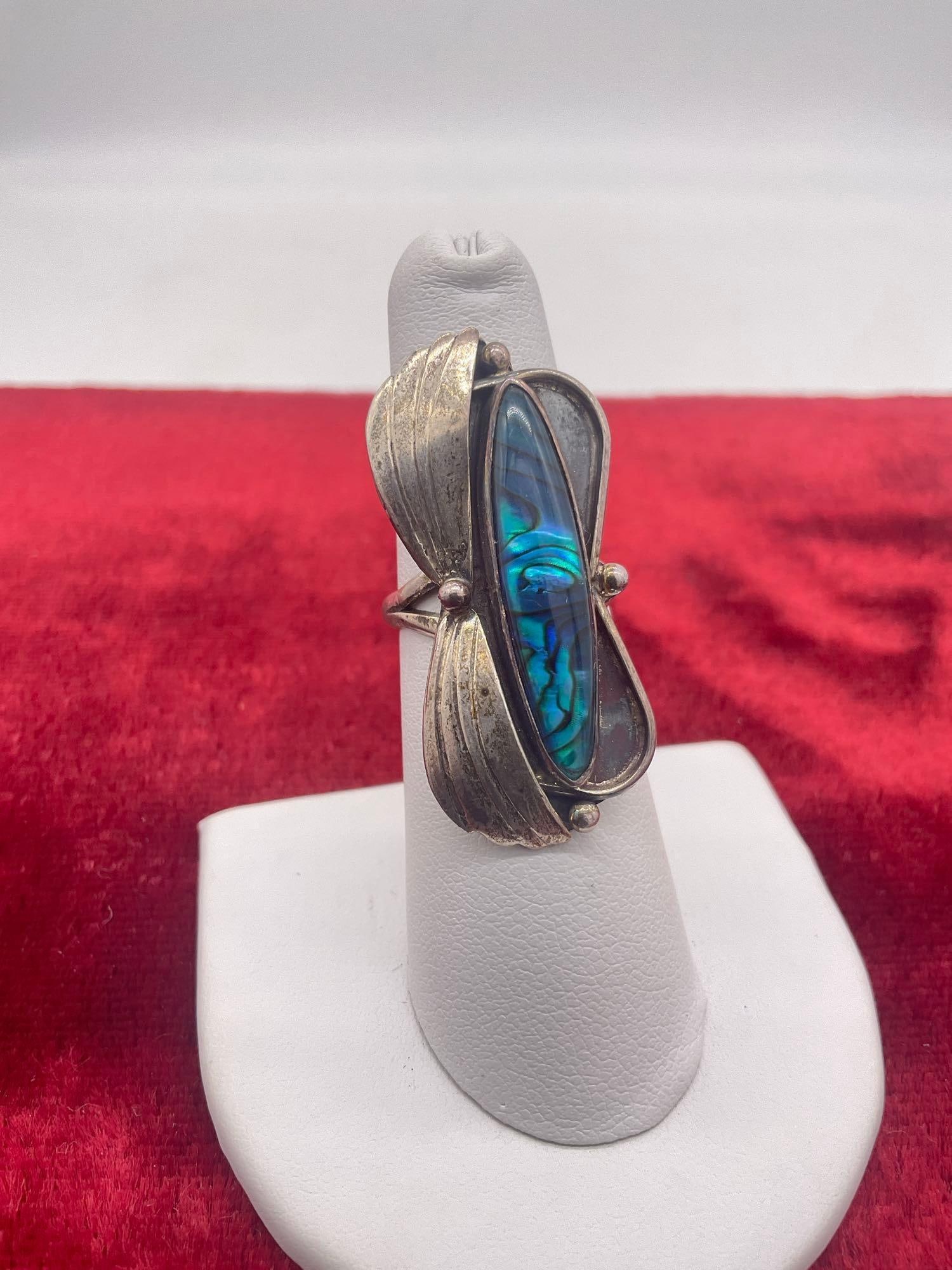 Vintage unmarked Nakai sterling silver Native American ring with dyed shell setting size 6 (1 of 3)