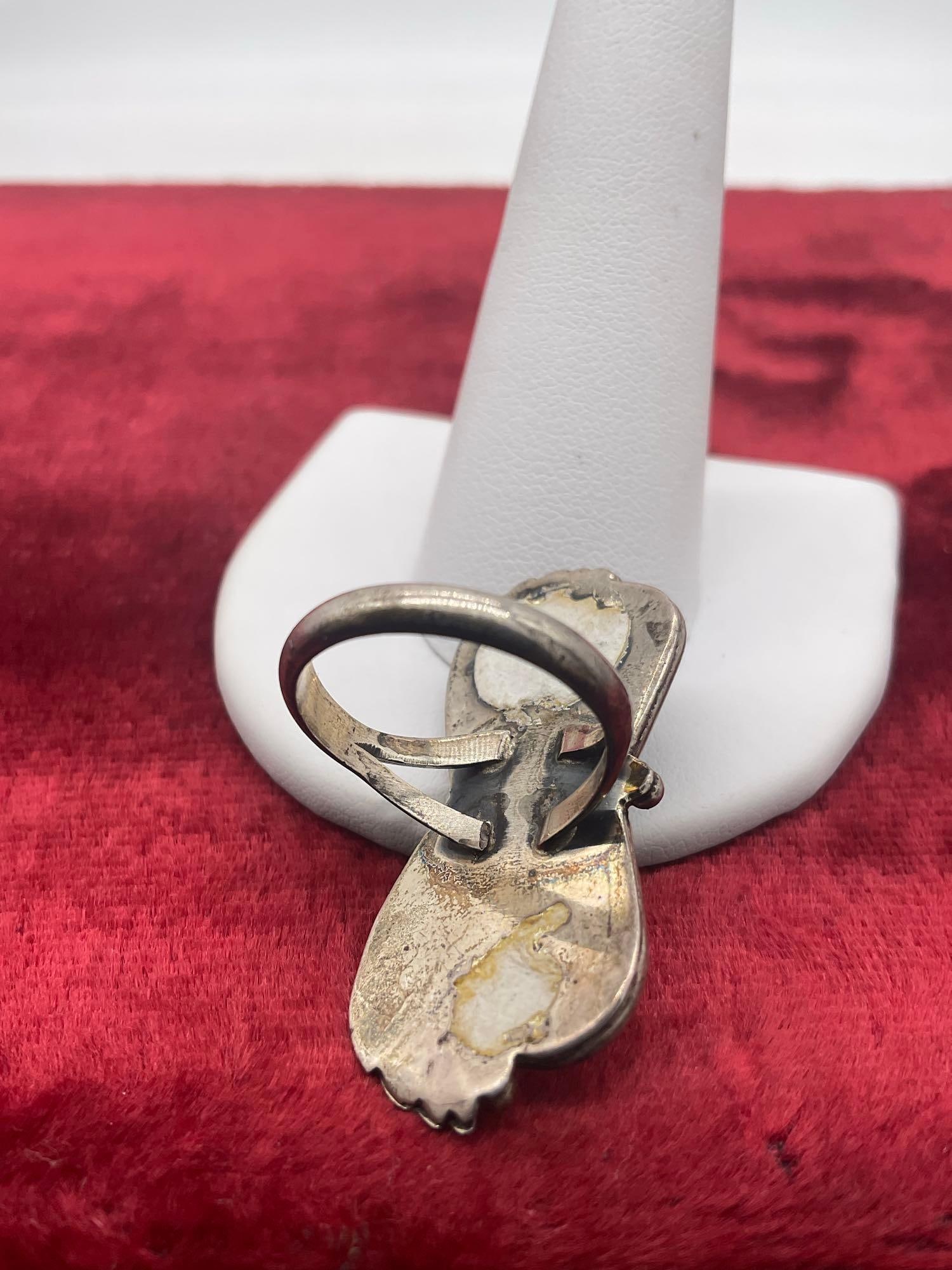 Vintage unmarked Nakai sterling silver Native American ring with dyed shell setting size 6 - 3