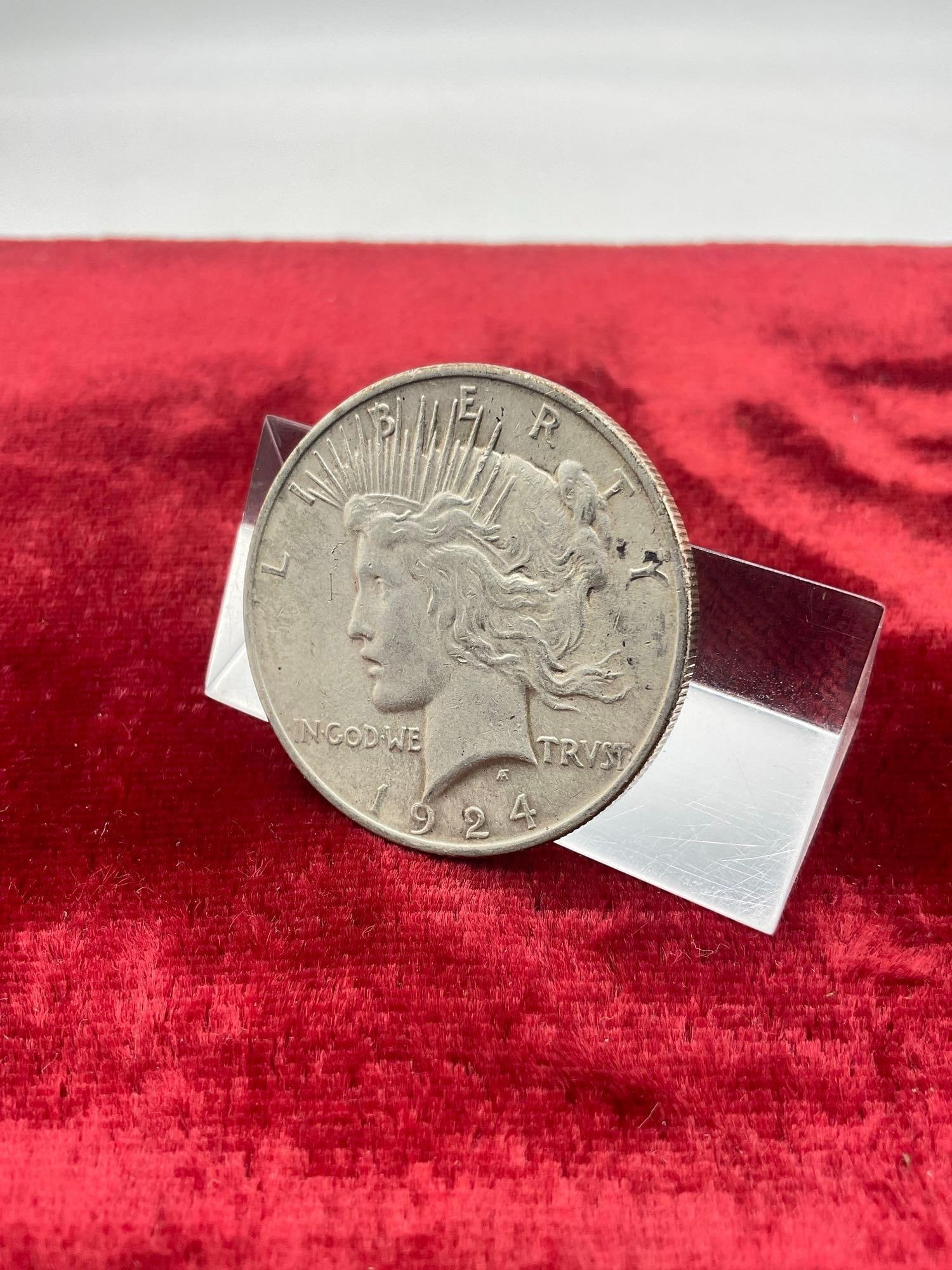 Antique 1924 Silver Peace dollar nice coin see pics - 4
