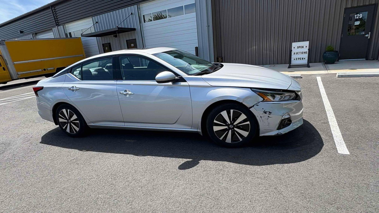 2020 Nissan Altima 2.5 SV Loaded W/ only 2,975 Miles See decription 1 owner car 28 city 39 Hwy - 3