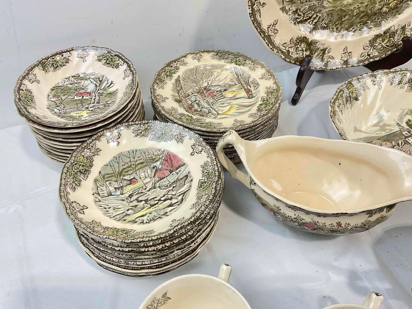 86 pcs Vintage Johnson Bros. Cream & Brown Ceramic Dish Set, feat. The Friendly Village Pattern. - 3