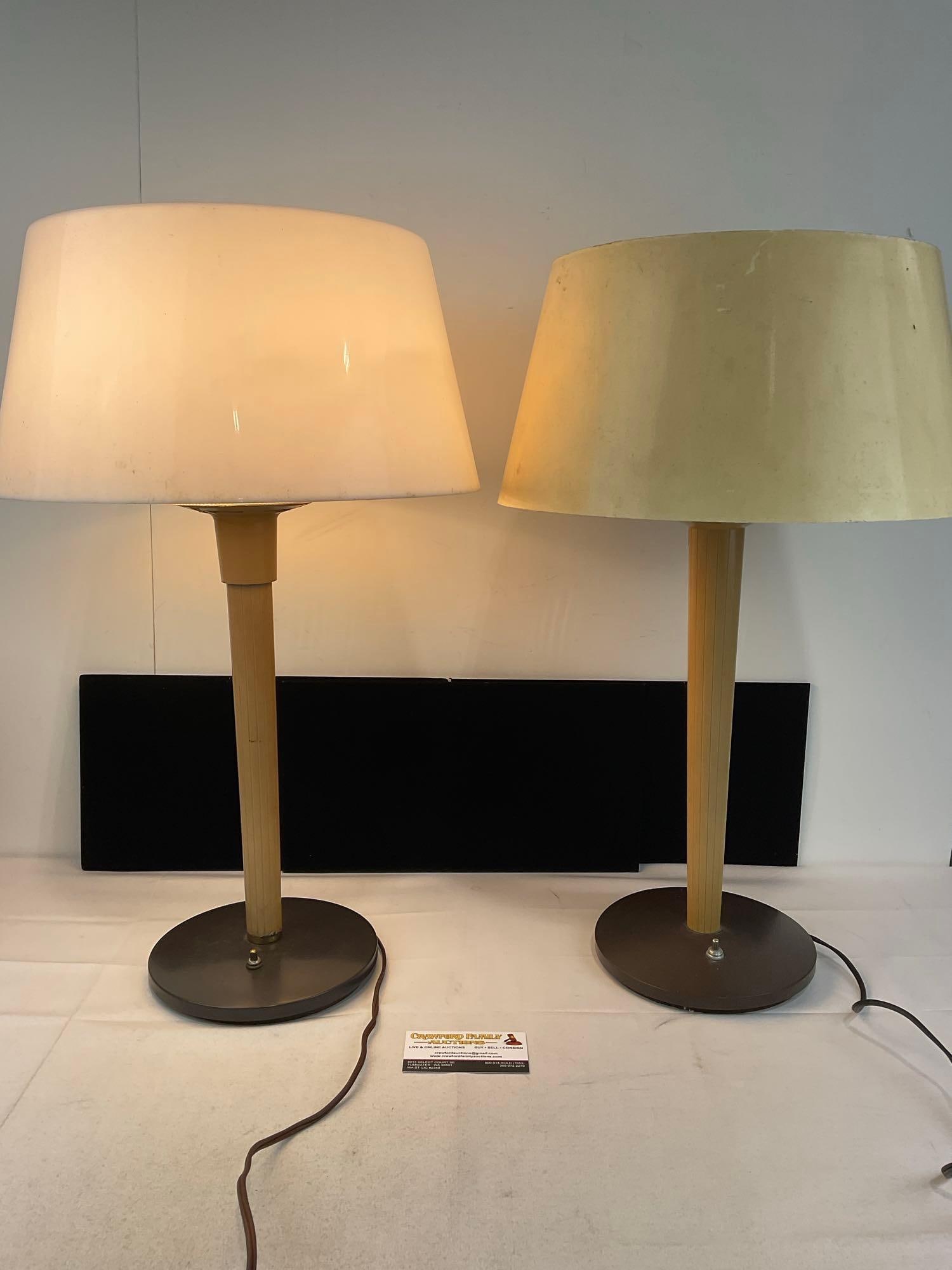 Pair of Mid Century Modern Tables Lamps, designed by Gerald Thurston for Lightolier, all plastic (1 of 6)