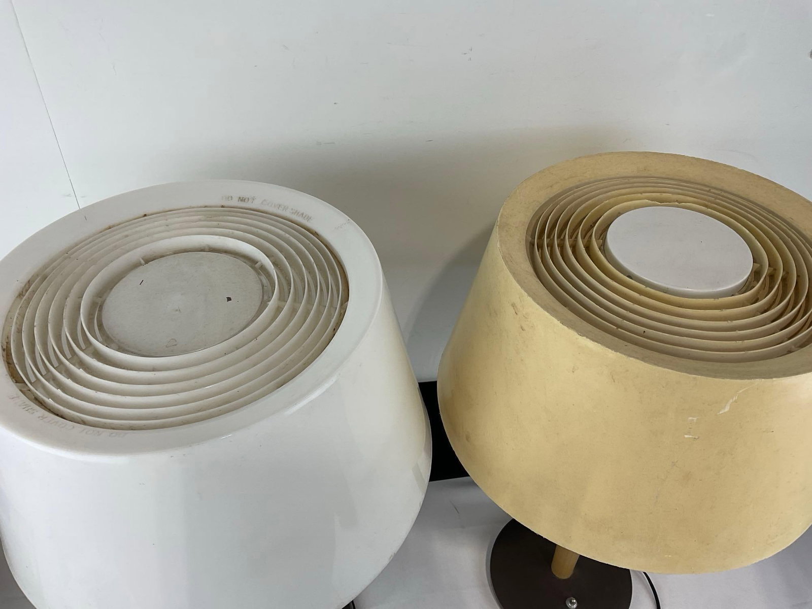 Pair of Mid Century Modern Tables Lamps, designed by Gerald Thurston for Lightolier, all plastic - 3