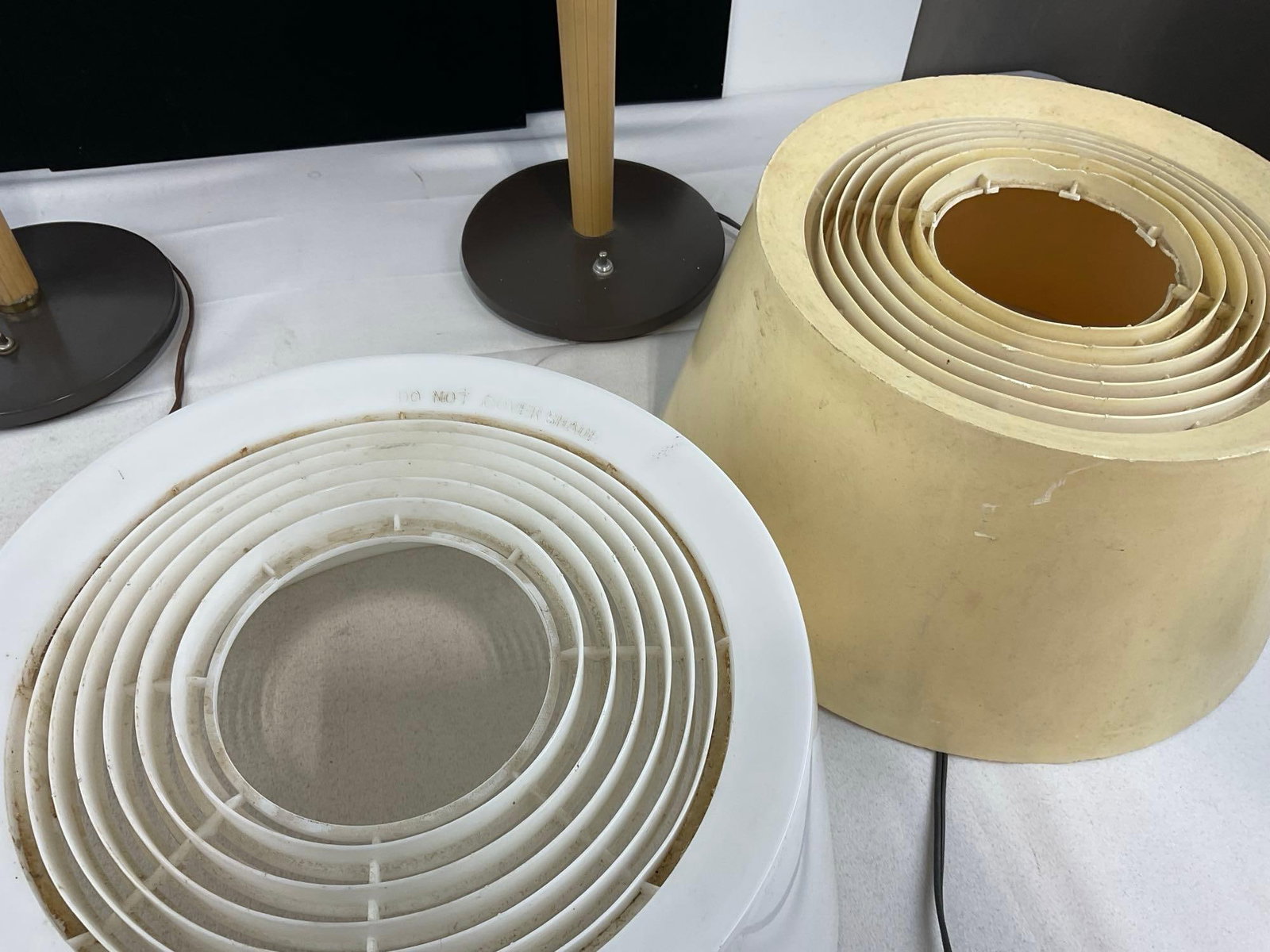 Pair of Mid Century Modern Tables Lamps, designed by Gerald Thurston for Lightolier, all plastic - 4