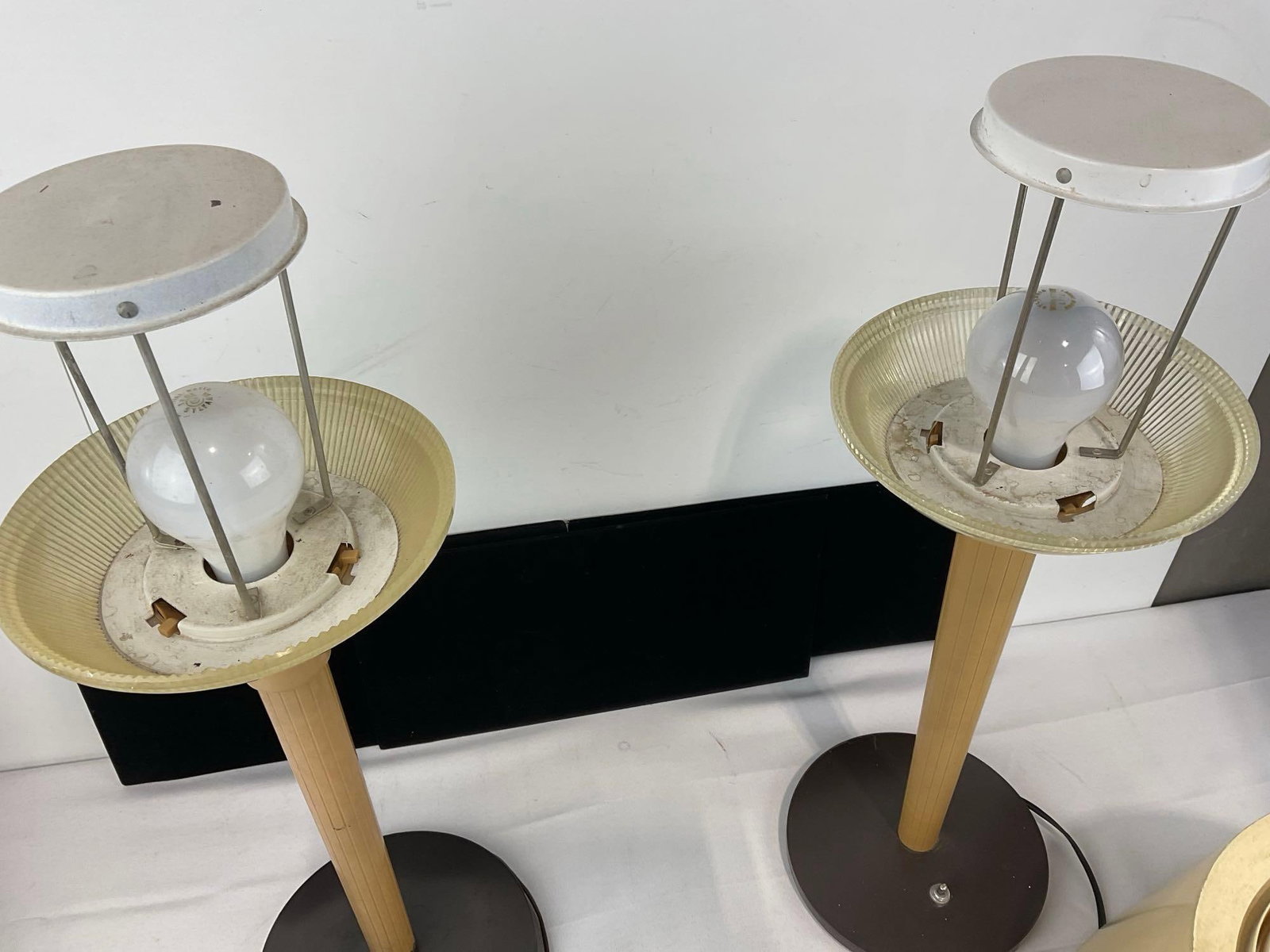 Pair of Mid Century Modern Tables Lamps, designed by Gerald Thurston for Lightolier, all plastic - 5