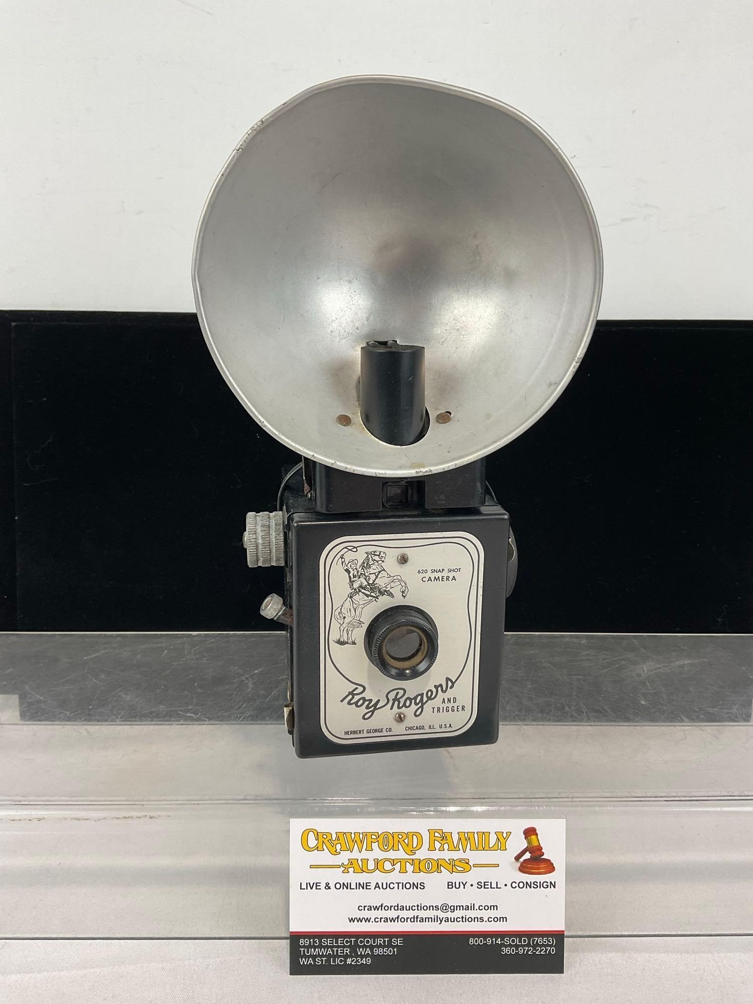 Vintage 1950s Herbert George Co. Roy Rogers & Trigger 620 Snap Shot Box Camera w/flash module: Appears to be in fair to good shape, some small wear. The piece measures approx 10h x 5w x 4d inches. See pics. E-5950