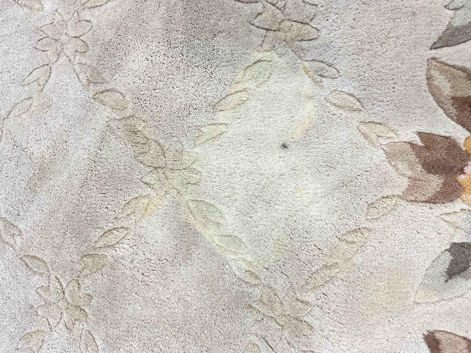 Vintage Momeni Beige Wool Pile Runner Rug w/ Floral Border. Fair Condition. Measures 96" x 32" - 3