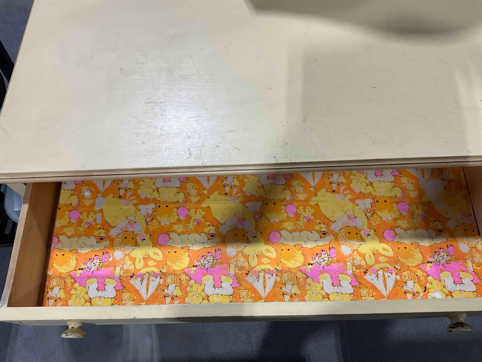 Vintage Butter Yellow Painted Wood 4-Drawer Dresser on Castors. Good Condition. See pics. - 4