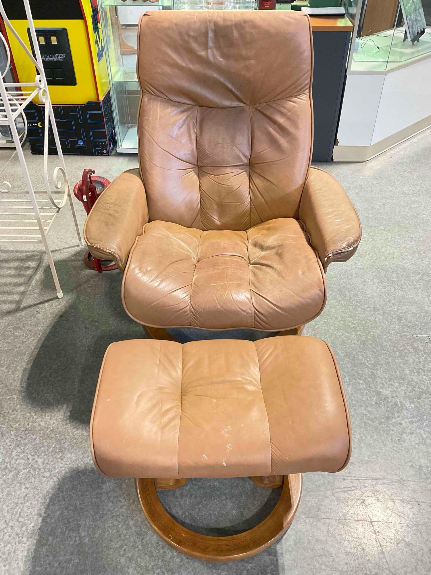 Vintage Latte Brown LeatherRest by Lane Stressless Style Recliner Chair w/ Ottoman. Fair Cond.: Vintage Latte Brown LeatherRest by Lane Stressless Style Recliner Chair w/ Ottoman. Has wear indicative of age and use, otherwise looks to be in poor to Fair Condition. NOT an EKORNES, just a similar
