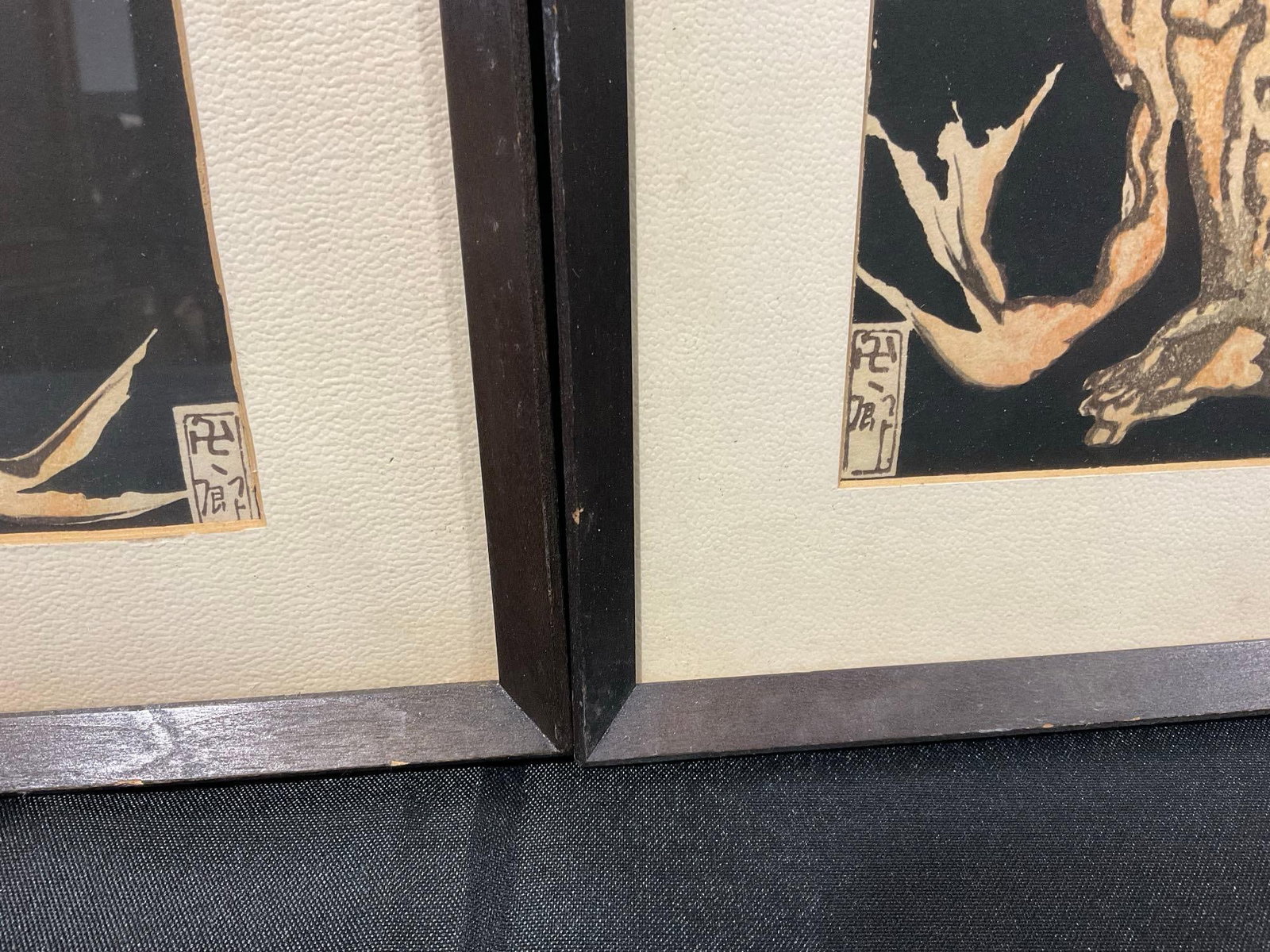 Pair of Framed Japanese Woodblock Prints, Asaka Manjiro, 2 Guardian Deities, Black background - 4