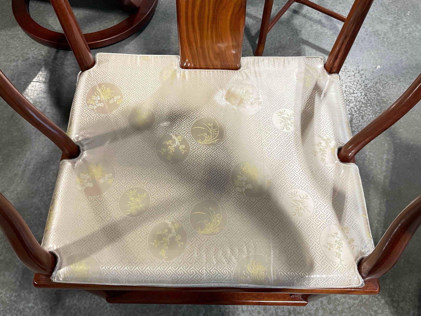 Vintage Chinese Horseshoe Style Rosewood Wood Chair w/ Cream Cushion. Good Condition. - 4