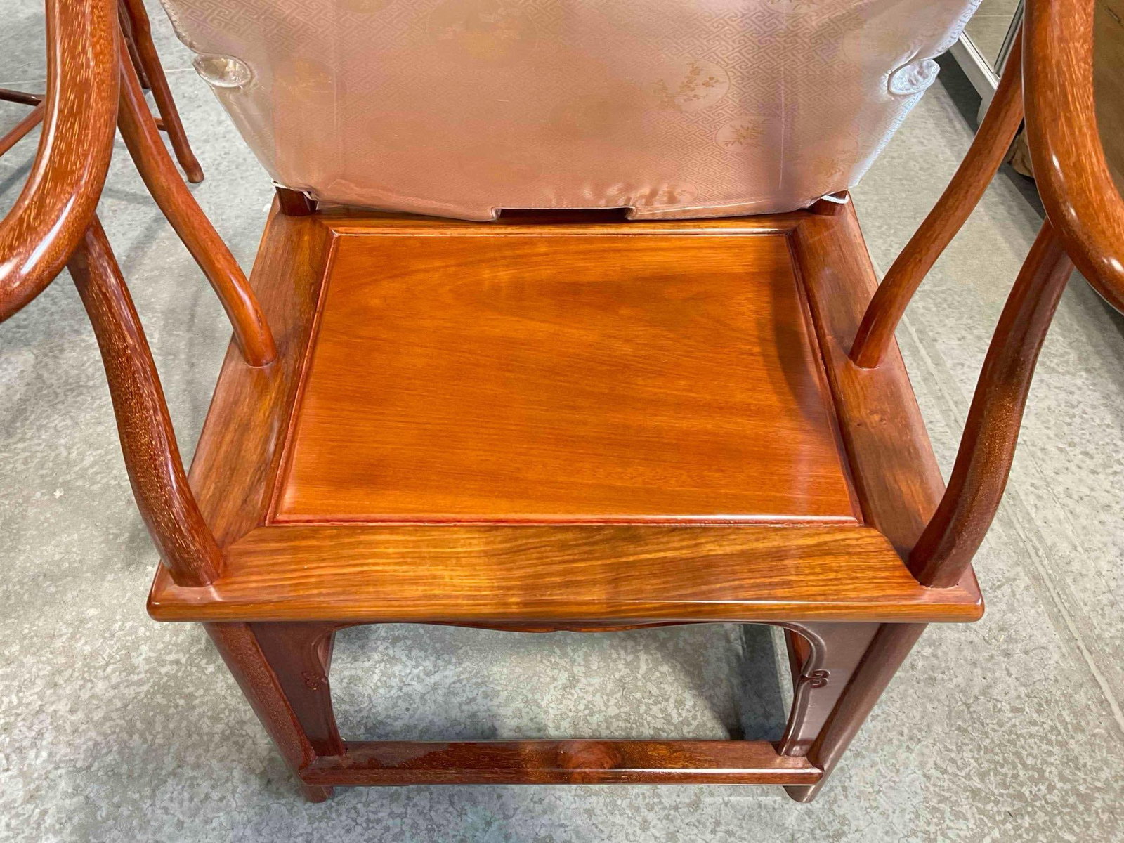 Vintage Chinese Horseshoe Style Rosewood Wood Chair w/ Cream Cushion. Good Condition. - 4