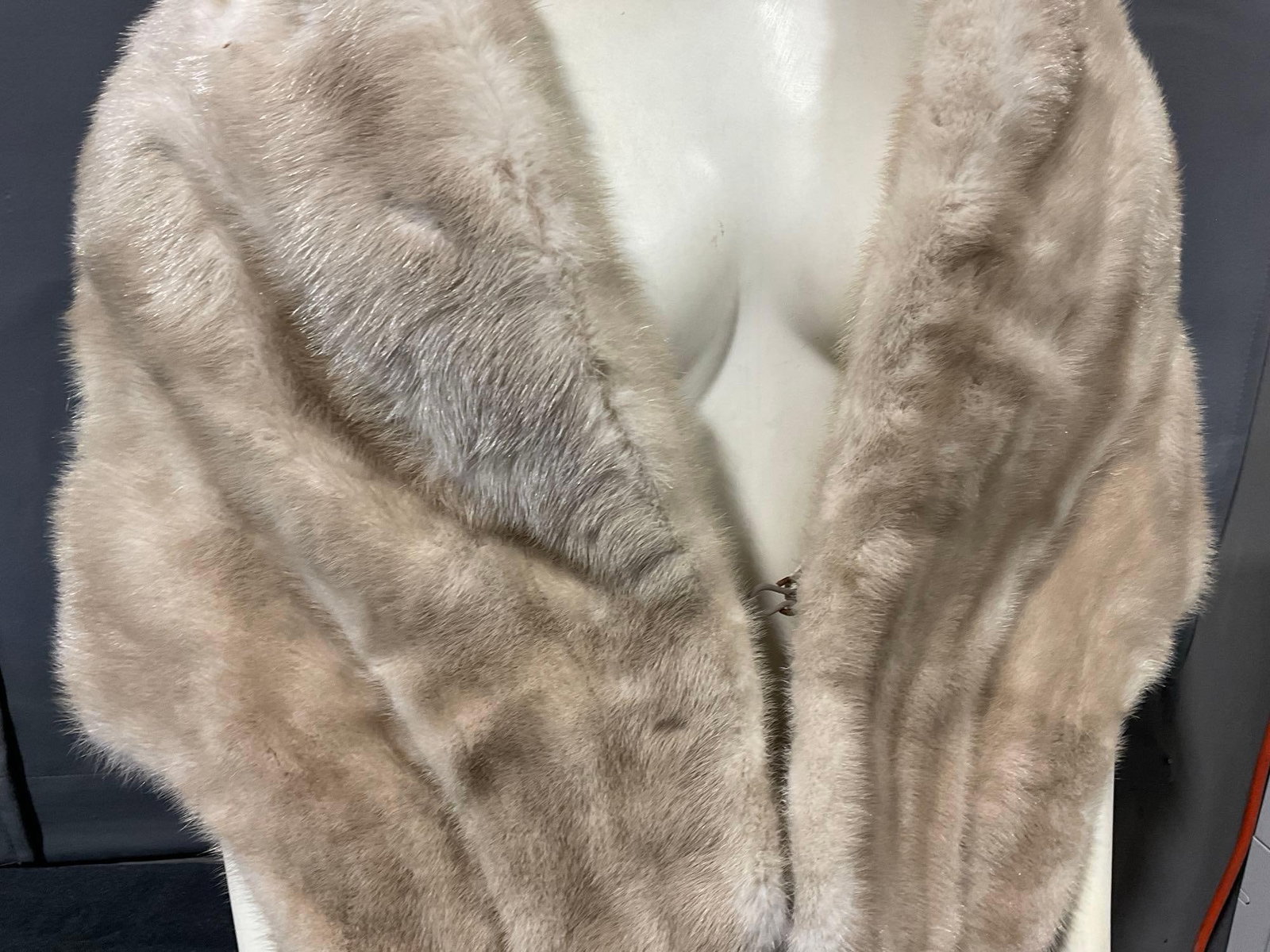 Emba Pearl Natural Pale Beige Mink Stoll, by Spear & Picardi Couturier Furs, some wear - 3