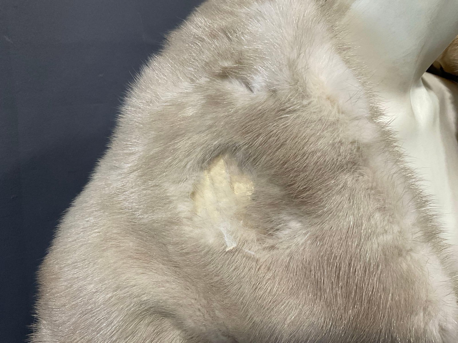 Emba Pearl Natural Pale Beige Mink Stoll, by Spear & Picardi Couturier Furs, some wear - 4