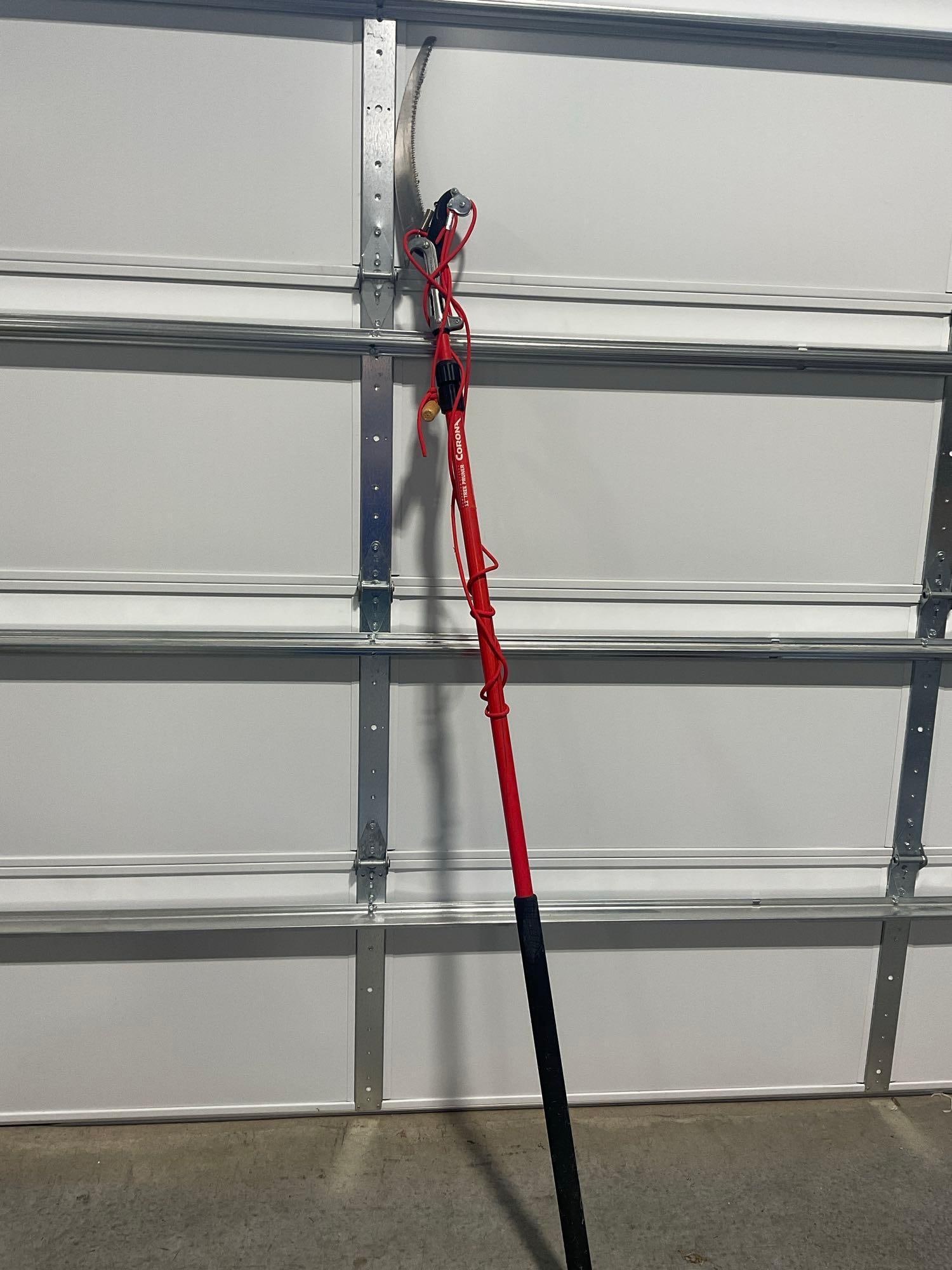 Corona Compound Actin 12 foot Tree Pruner, Lopper & Saw on extendable pole: *No shipping due to size* Appears to be in fair to good shape. The piece measures approx 94h x 7w x 4d inches. See pics. E-6040 *No shipping due to size*