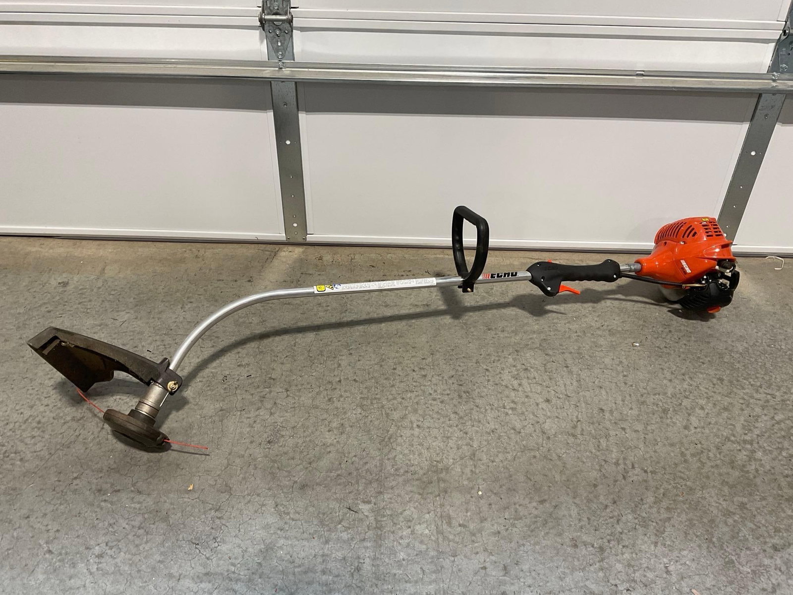 Echo GT-225 21.2cc Gas Powered String Trimmer, approx 66 inches long: *No shipping due to size and hazardous materials: fuel.* Untested by us, tested & working as per the consignor. Appears to be in fair to good shape, everything seems loose, needs a round of