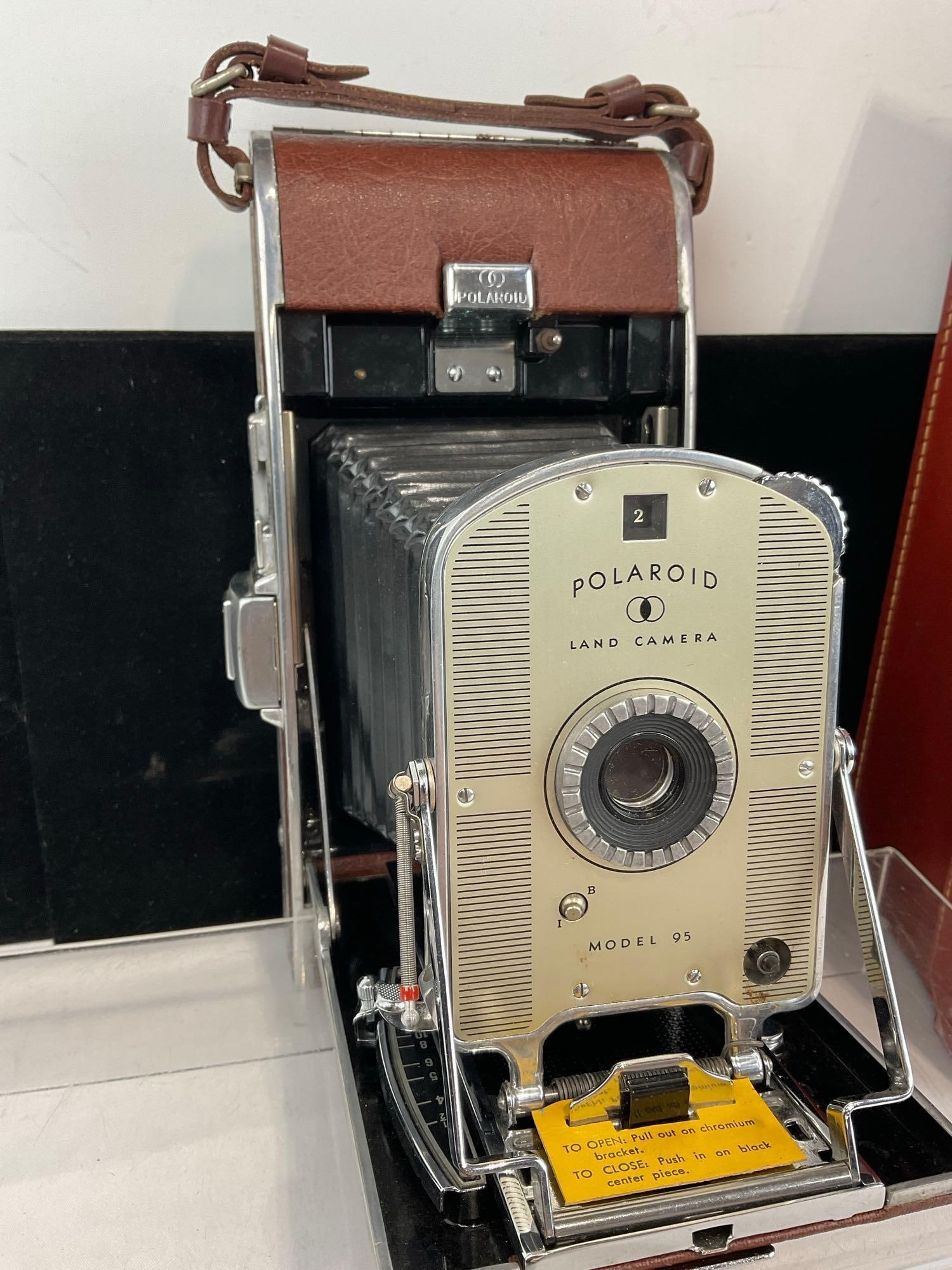 Polaroid Land Camera model 95 w/Flash 200, Leather Case - 3