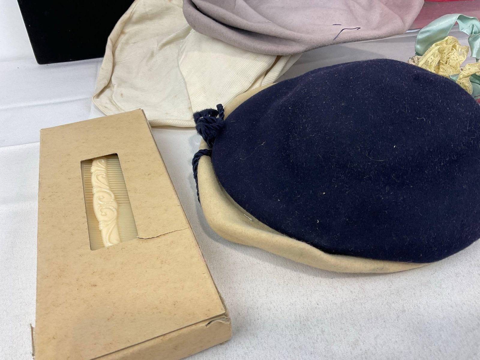 4 Vintage Womens Hats, Bows, in Heart Shaped Box, Vintage Celluloid Comb - 3